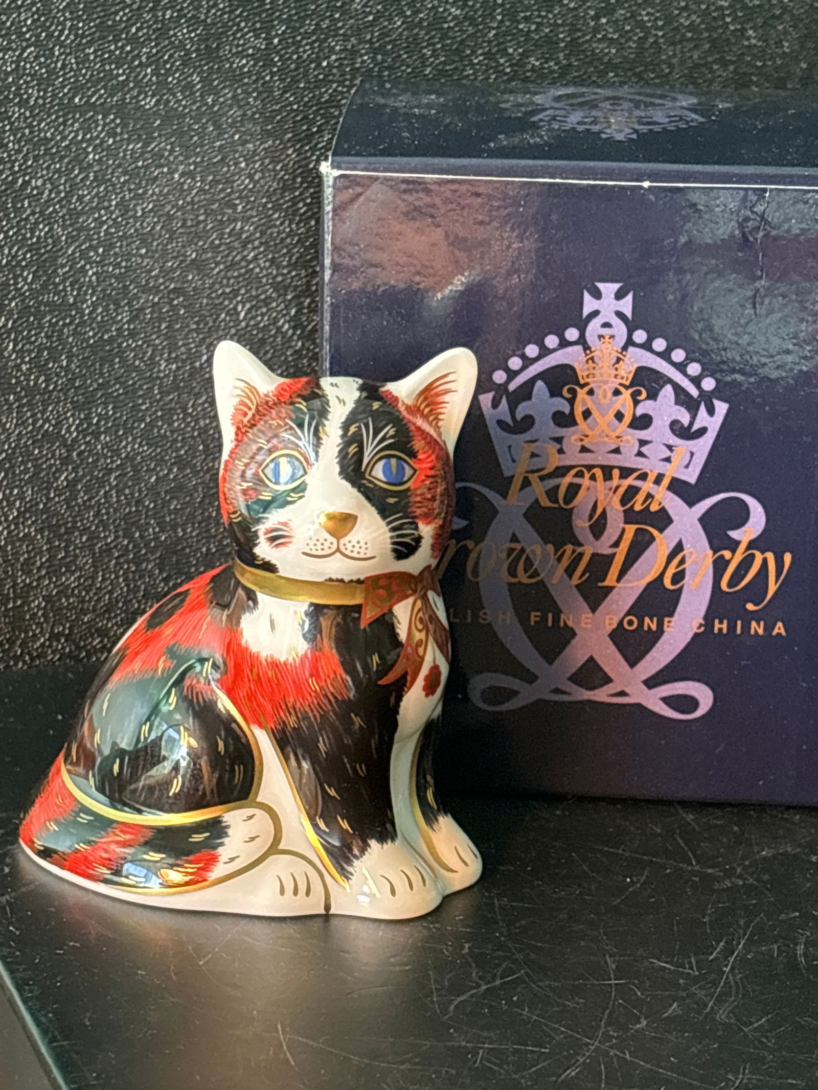 2007 Royal Crown Derby England Calico Kitten 3&1/4 in paperweight statue w/box: 2007 Royal Crown Derby England Calico Kitten 3&1/4 in paperweight statue w/box.marked on the base, measures 3&1/4 inches. Good condition. No damage.