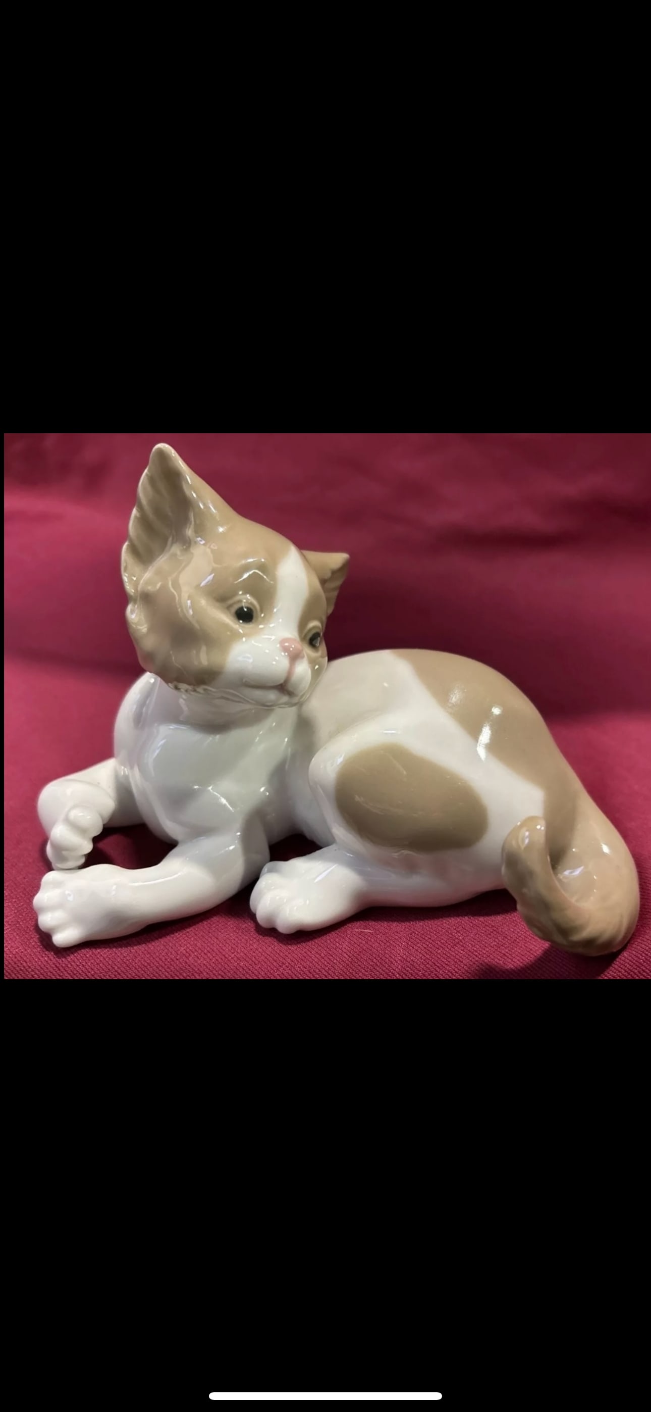 Lladro Spanish porcelain 3x5 inch surprised cat #5114 statue: Vintage Lladro Spanish porcelain 3x5 inch surprised cat statue. No box. mark on bottom. Good condition, no damage.