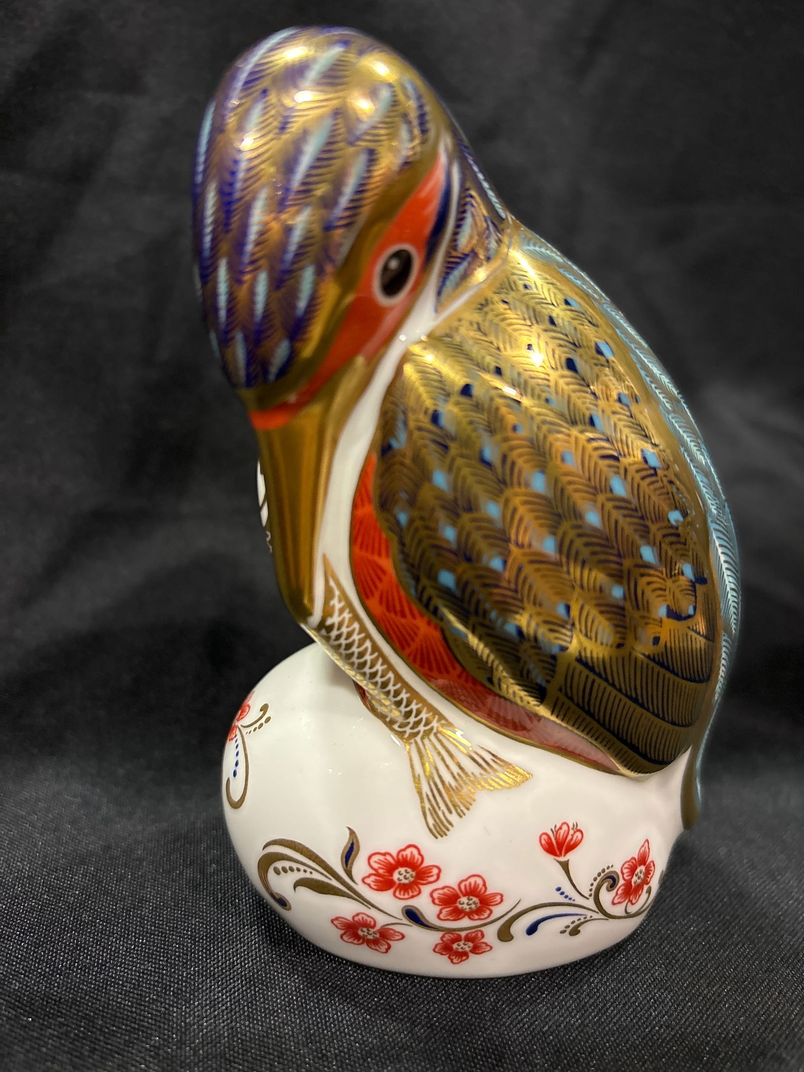 Royal Crown Derby England 4&1/2 inches Kingfisher paperweight statue: Royal Crown Derby 4&1/2 inches Kingfisher statue.Hand painted.Signed on bottom. Good condition, no damage.