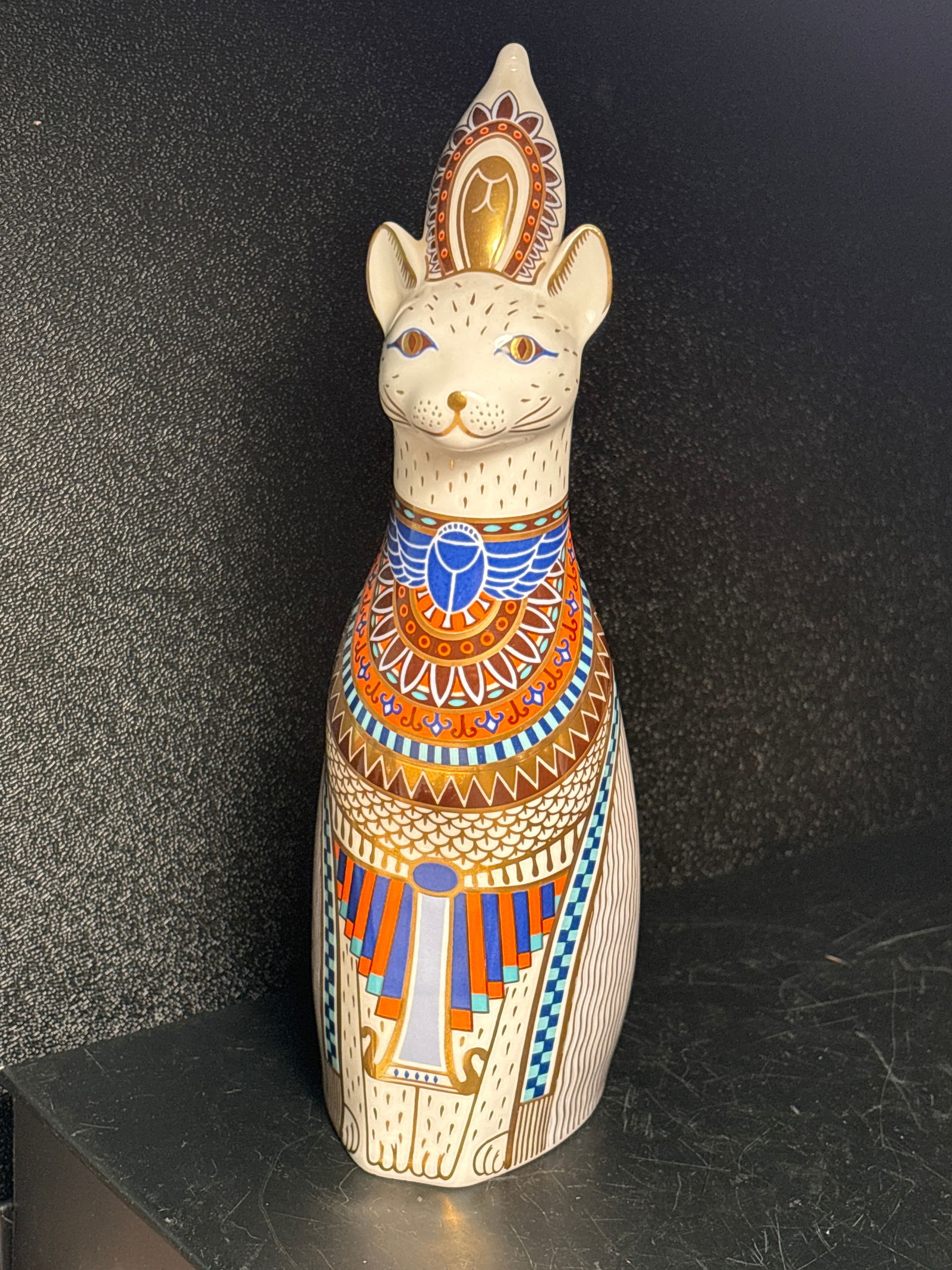 1986 Royal cats 8&1/2 inch Royal Crown Derby English fine china Egyptian paperweight/statue: Royal cats 8&1/2 inch Royal Crown Derby English fine china Egyptian paperweight/statue. From the Royal Cats special edition line. These never have any stoppers on bottom.No box.Maker’s mark on botto