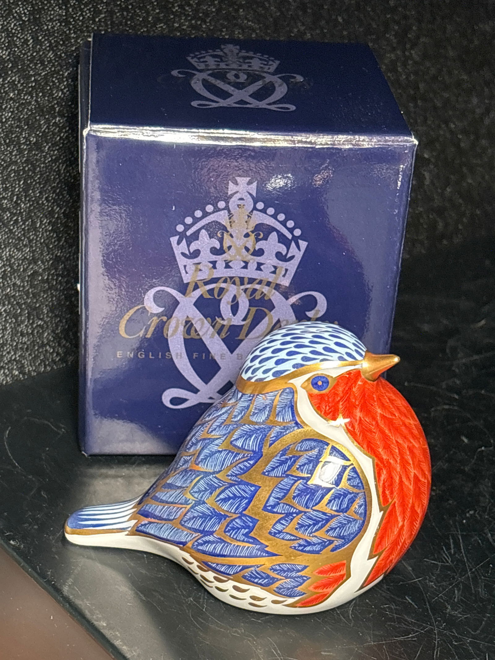 Desirable Royal Crown Derby England Robin 3&1/2 inch statue paperweight w/bix: Desirable Royal Crown Derby England Robin 3&1/2 inch statue paperweight .Gold stopper.With original box.Maker’s mark on bottom. Good condition with no damage