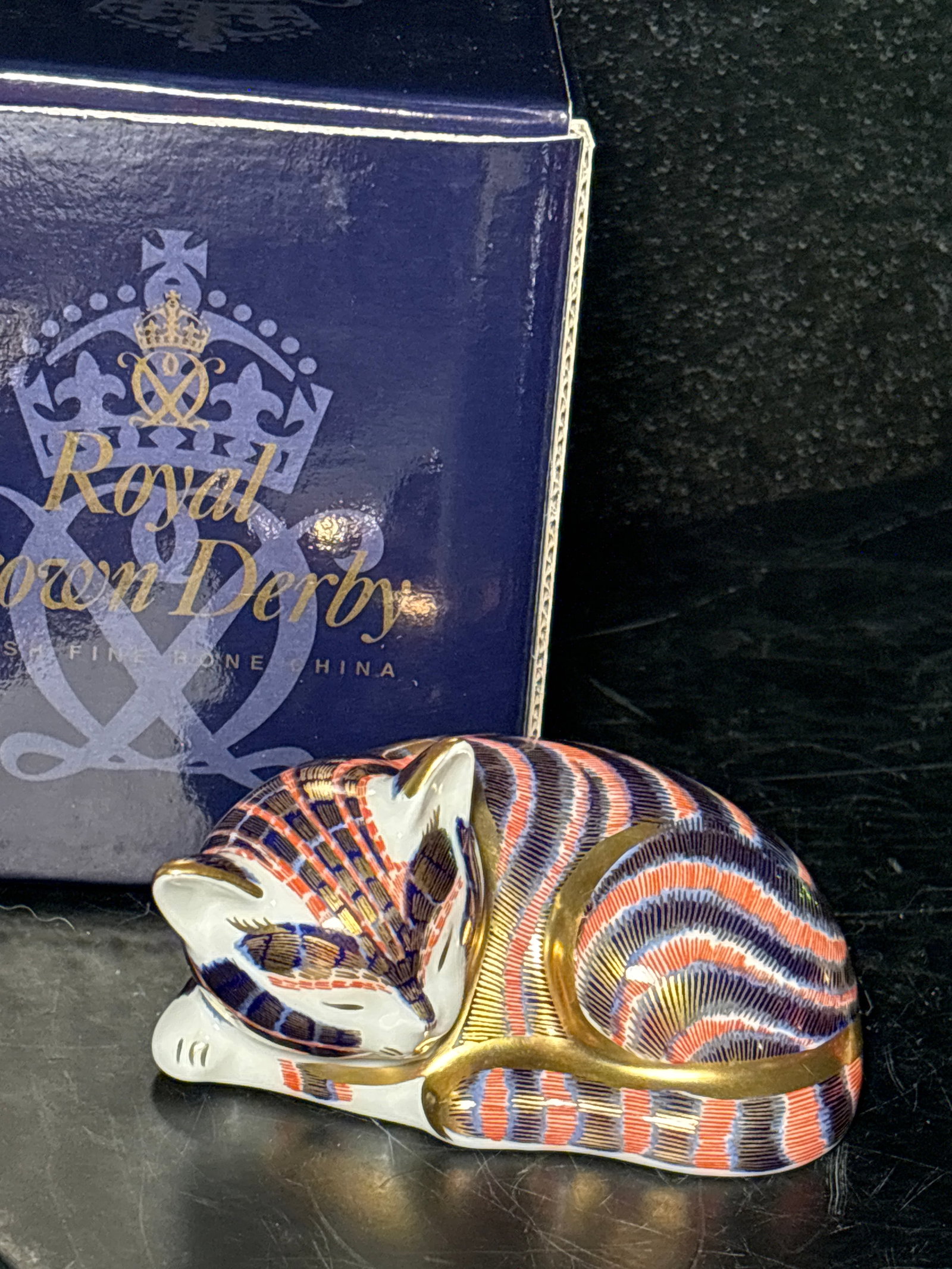 Vintage Royal Crown Derby English china Imari Kitten 3 inch statue paperweight: Vintage Royal Crown Derby English china Imari Kitten 3inch statue paperweight . Gold stopper. With original box.Hand painted.Good condition with no damage.