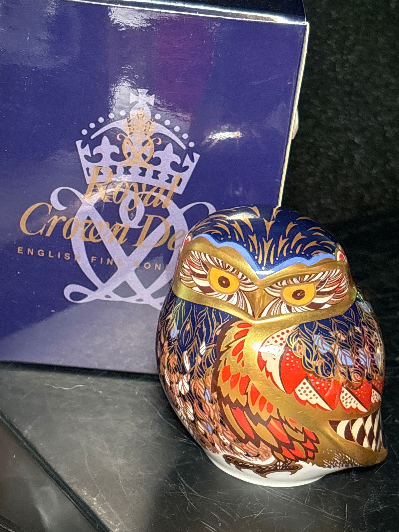Sinclairs Signature Ed artist signed Crown Derby English china Tawny Owl 3&1/2in statue paperweight: Sinclairs Signature Ed artist signed Crown Derby English china Tawny Owl 3&1/2in statue Paperweight.Gold stopper. With original box.Hand painted.Good condition with no damage.