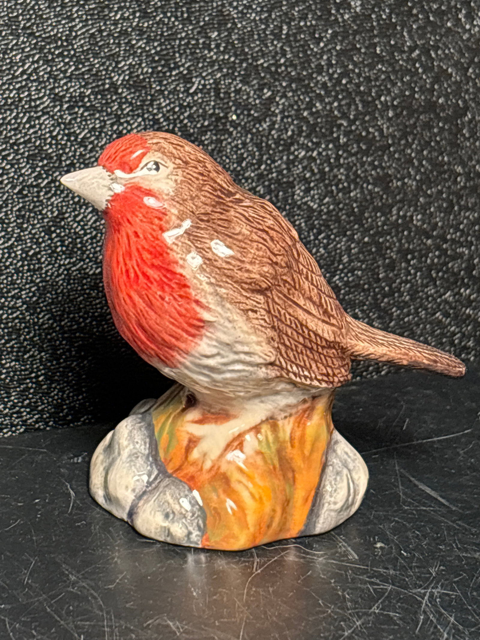 2005 Robin bird Royal Doulton Animals English bone china 2x3 inch statue.: Vintage Robin Royal Doulton Animals English bone china 2x3 inch statue.Good condition with no damage.