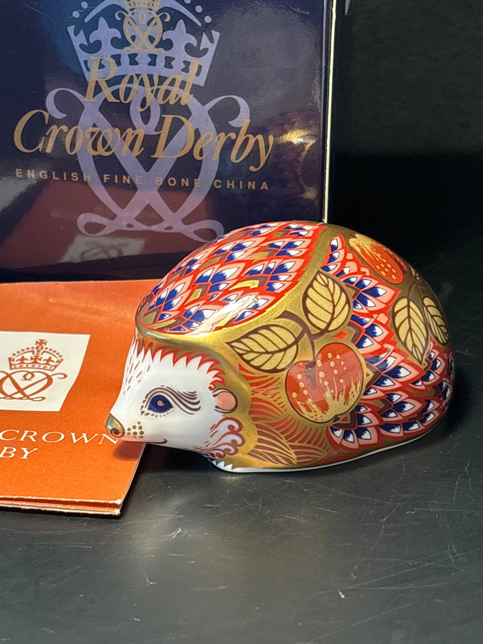 1999 artist signed Collectors Guild Orchard Hedgehog Royal Crown Derby 3&3/4inch statue paperweight: 1999 artist signed Collectors Guild Orchard Hedgehog Royal Crown Derby 3&3/4inch statue paperweightin box.Gold stopper on the bottom. With original box.Very good condition