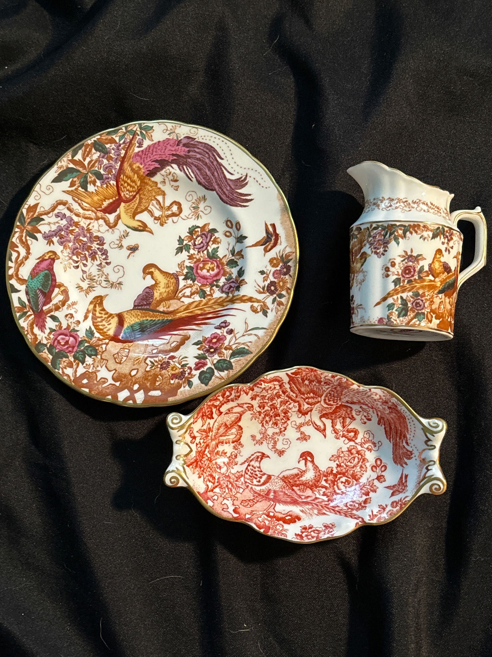 Three similar Royal Crown Derby red Aves & Old Avesbury: Three similar Royal Crown Derby red Aves & Old Avesbury . A 3&1/2 inch creamer, a6&1/4 side plate & a 5&1/4 inch Red Aves shaped dish.Very good condition