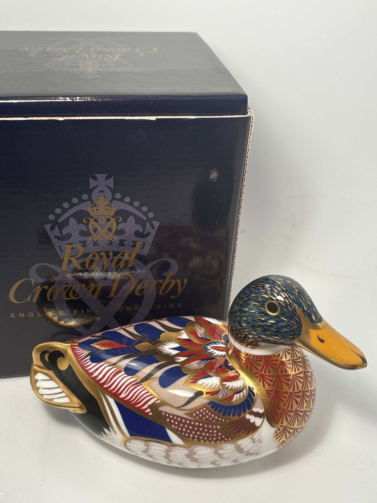 Handsome 5inch Royal Crown Derby Mallard Drake fine English china paperweight statue: Handsome 5inch Royal Crown Derby Mallard Drake fine English china paperweight statue. All hand painted. Gold stopper. With original box. Very good condition. No chips or cracks and the gold is in grea