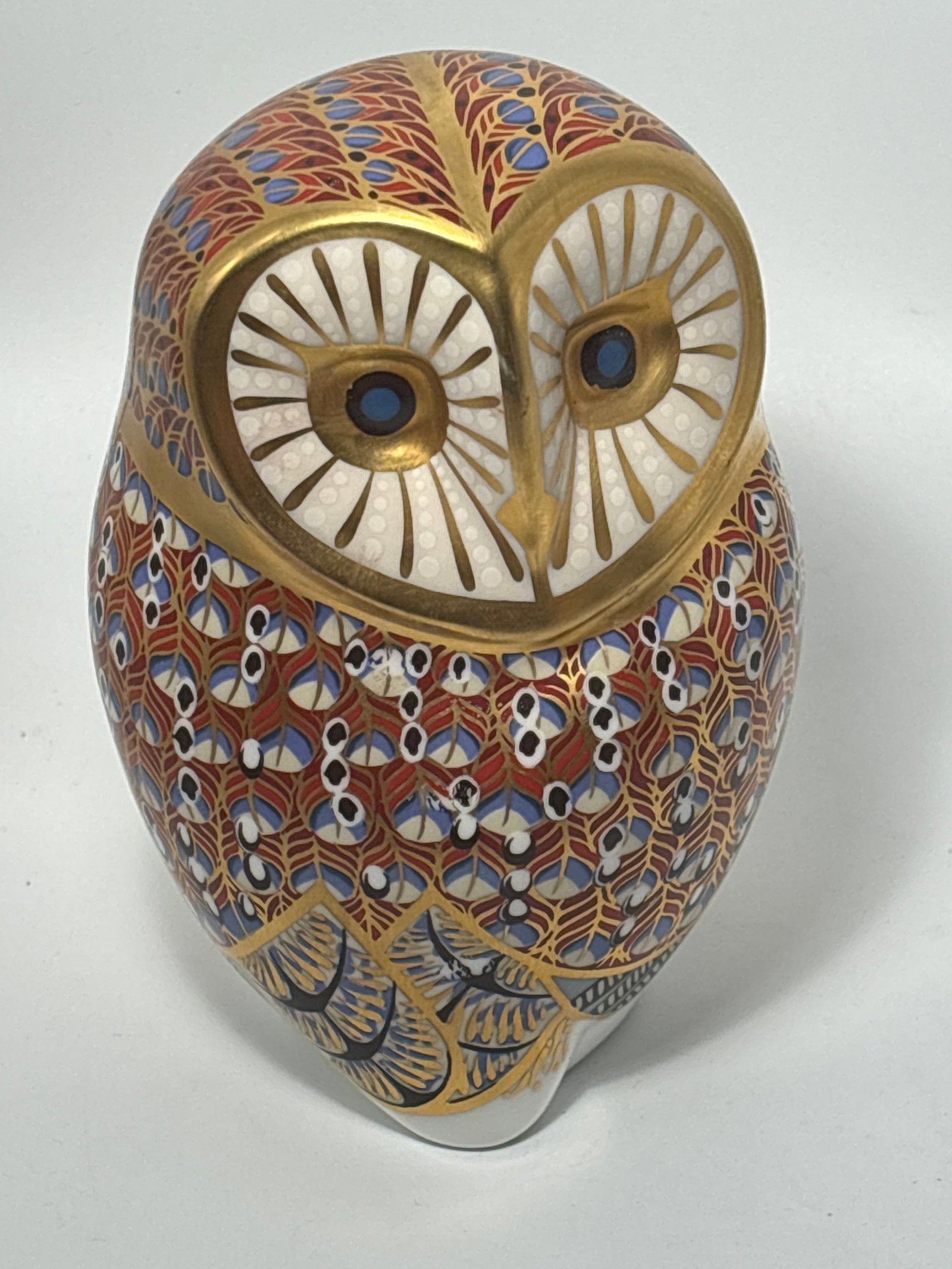 Desirable 5 inch Royal Crown Derby Barn Owl fine English china paperweight statue: Highly desirable 5inch Royal Crown Derby barn owl fine English china paperweight statue. All hand painted. Silver stopper. No box. 5 inches tall. Very good condition. No chips or cracks and the gold i