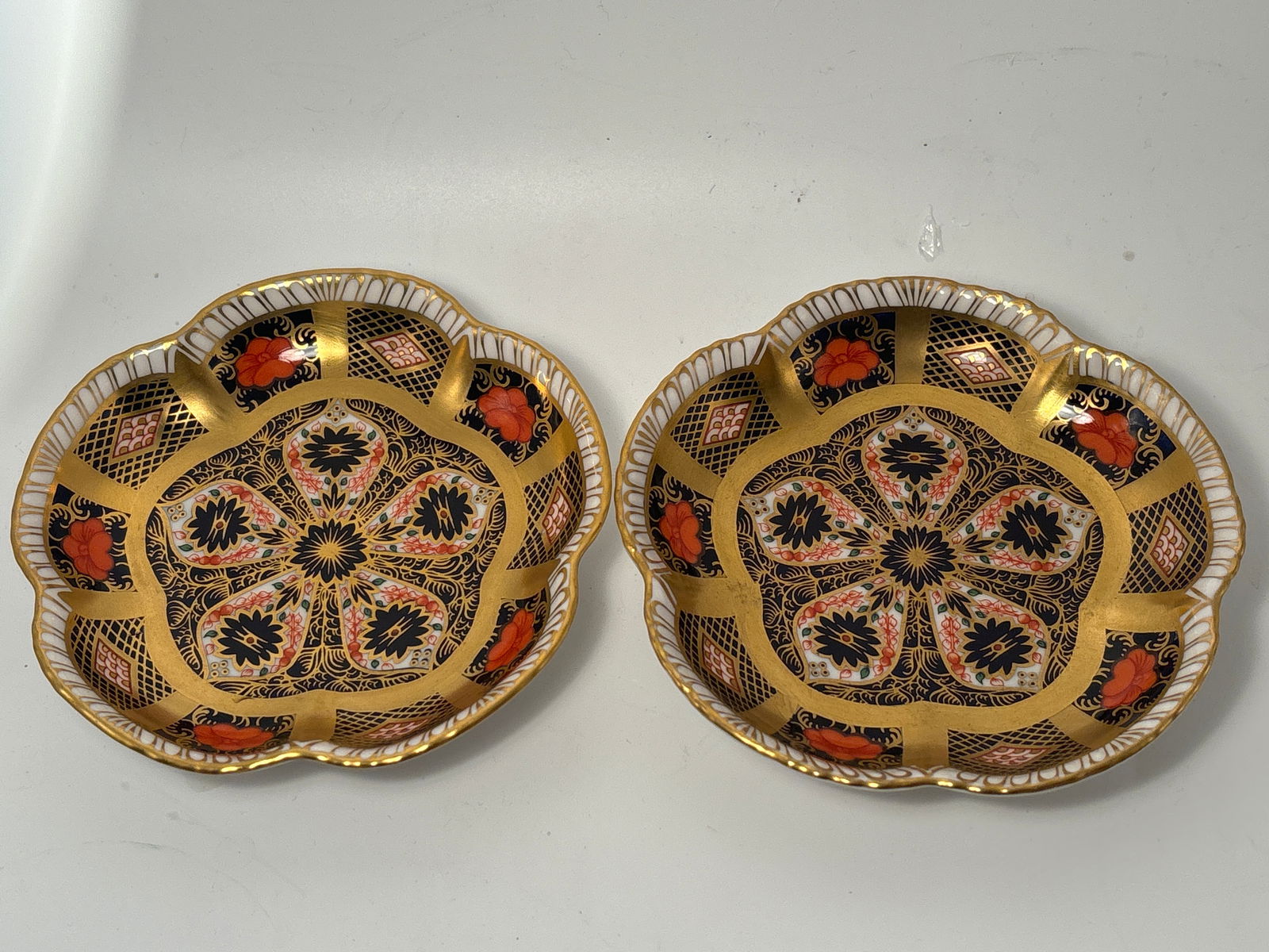 Two (2) Imari 1128 Royal Crown Derby Imari English china 4&1/2 in dishes: Two Royal Crown Derby Imari fine English china dishes. All hand painted.Very good condition. No chips or cracks and the gold is in great condition.