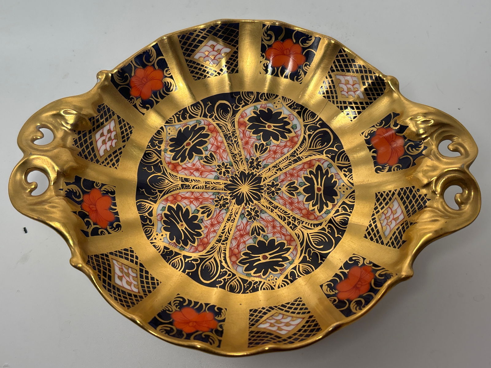 Imari pattern 1128 Royal Crown Derby Imari English china 6&1/2 in dish: Small Royal Crown Derby Imari 1128 fine English china dish. Heavy gold on opposing pierced through design. All hand painted.Very good condition. No chips or cracks and the gold is in great condition.