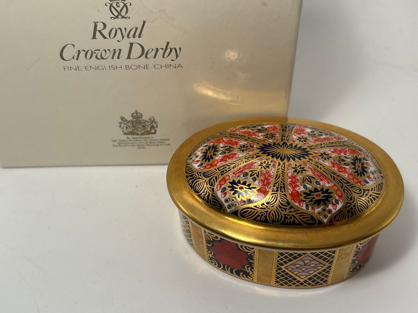 Old Imari pattern 1128 Royal Crown Derby English china 3&1/4 inch covered trinket/pill box: Old Imari pattern 1128 Royal Crown Derby English china 3&1/4 inch covered trinket/pill box. Original fitted box. All hand painted.Very good condition. No chips or cracks and the gold is in great condi