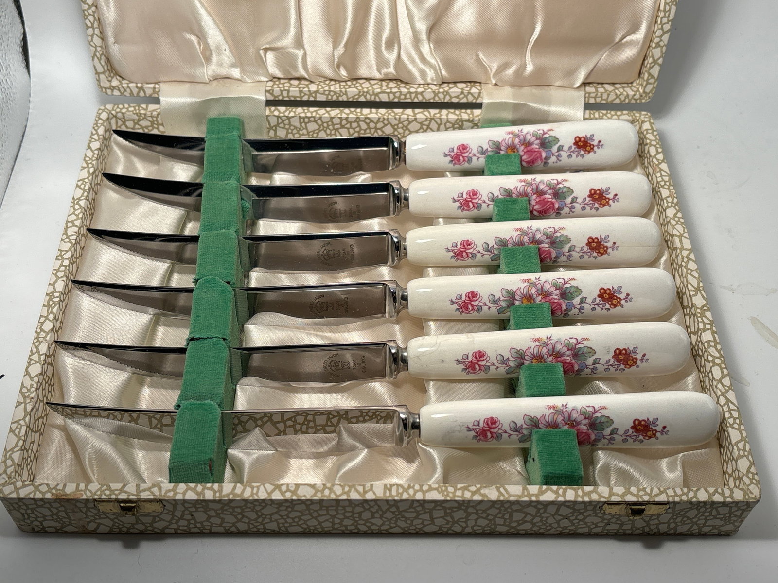 Boxed 6 piece Royal Crown Derby ‘Derby Posies’ knife set: Royal Crown Derby ‘Derby Posies’ 6 piece knife set. They are 8&1/2” long. Blades marked Royal Crown Derby made in England. In original fitted box. (Box is worn). Very good condition with no 