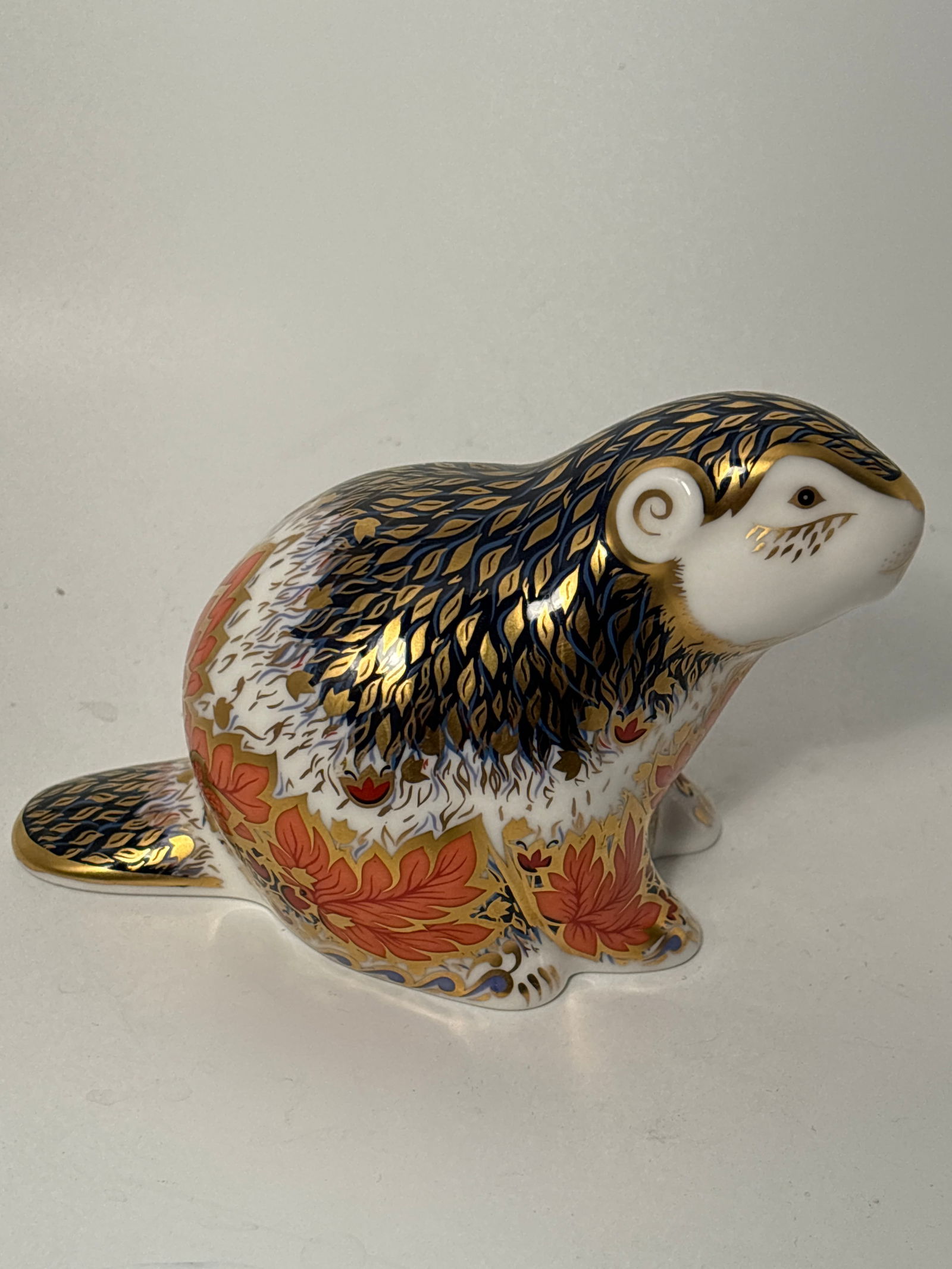 Artist signed 2001 limited edition riverbank Beaver Royal Crown Derby 3&1/4 inch paperweight: Very nice with multiple Artist signing; 2001 limited edition riverbank Beaver Royal Crown Derby 3&1/4 inch paperweight Statue. No box. hand painted gold enamel accents. Gold stopper. good condition.