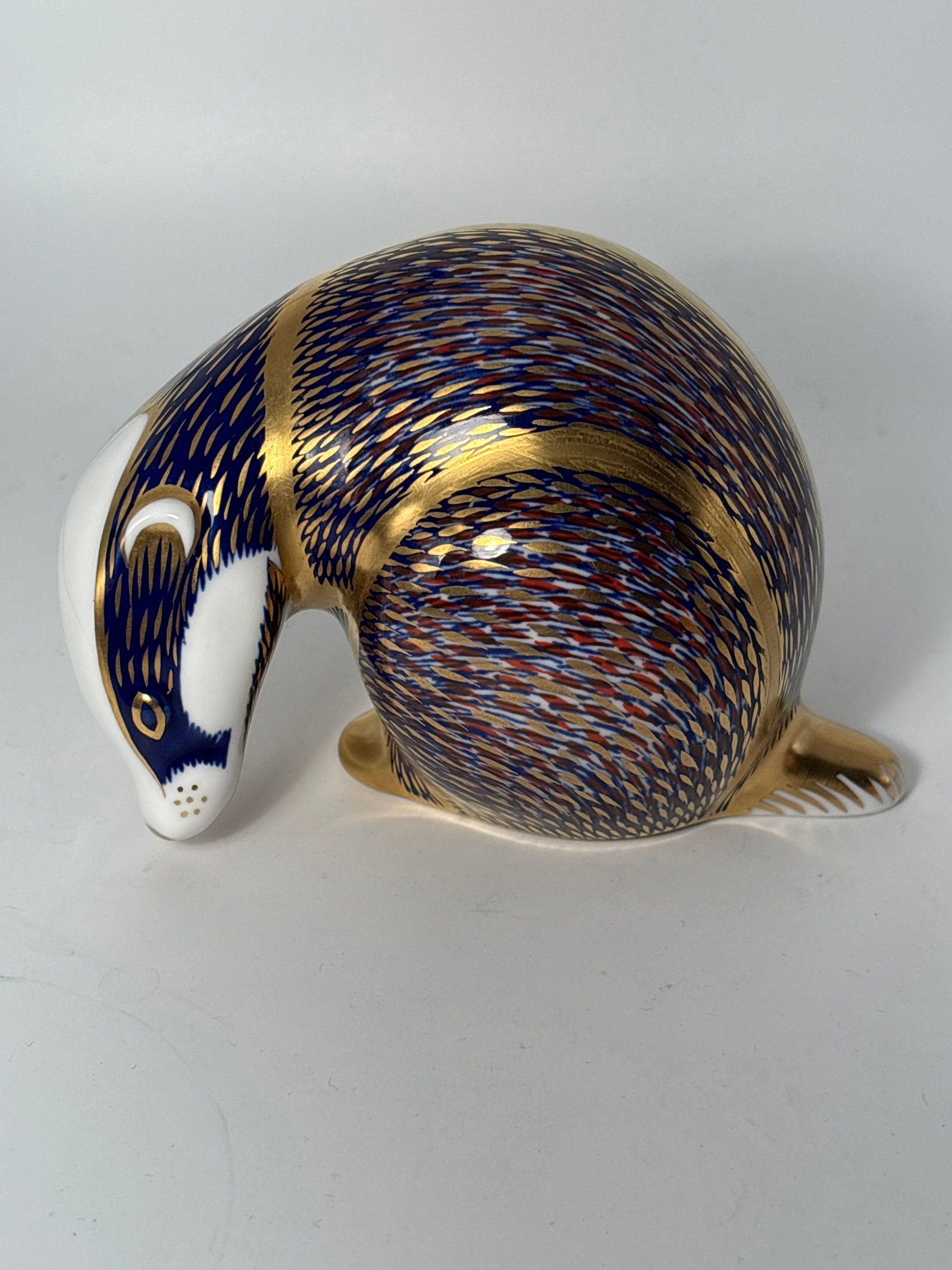 Imari Badger Royal Crown Derby 3&1/4 inch paperweight statue: Imari Badger Royal Crown Derby 3&1/4 inch paperweight Statue. No box. hand painted gold enamel accents. Gold stopper. good condition.