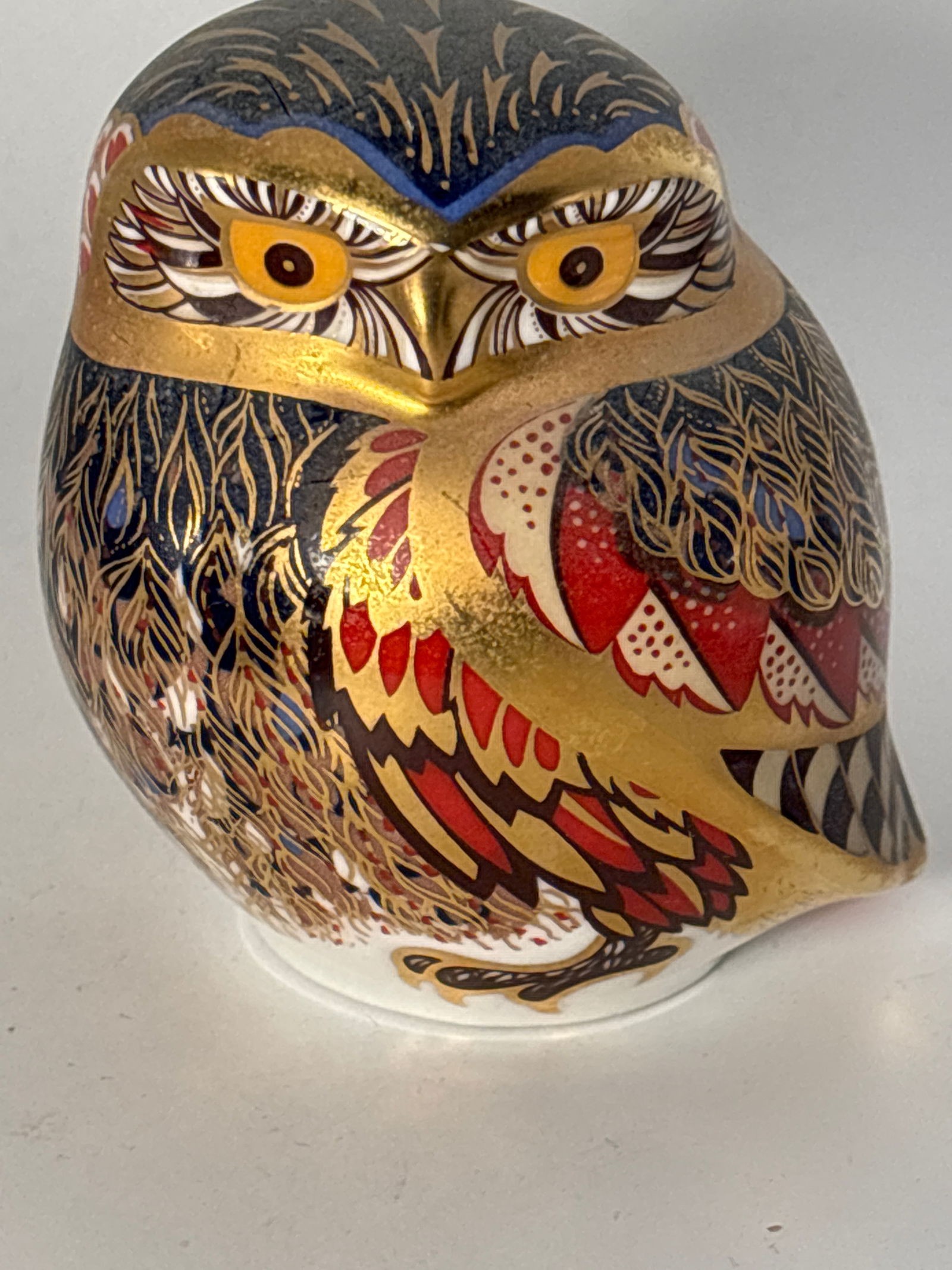Royal Crown Derby ‘little Owl’ 3.25 inch paperweight statue: Royal Crown Derby Little Owl 3.25 inch paperweight statue. No box. Silver stopper.Very good condition.