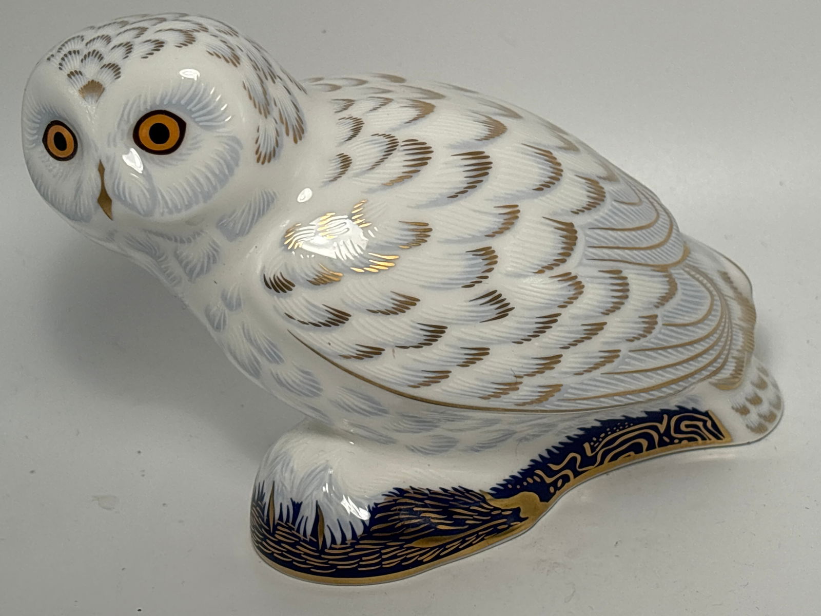 Royal Crown Derby 2004 Collectors Guild ‘Snowy Owl’ 4x5&1/2inch paperweight statue: Royal Crown Derby 2004 Collectors Guild ‘Snowy Owl’ 4x5&1/2inch paperweight statue.No box. Gold stopper.Very good condition.