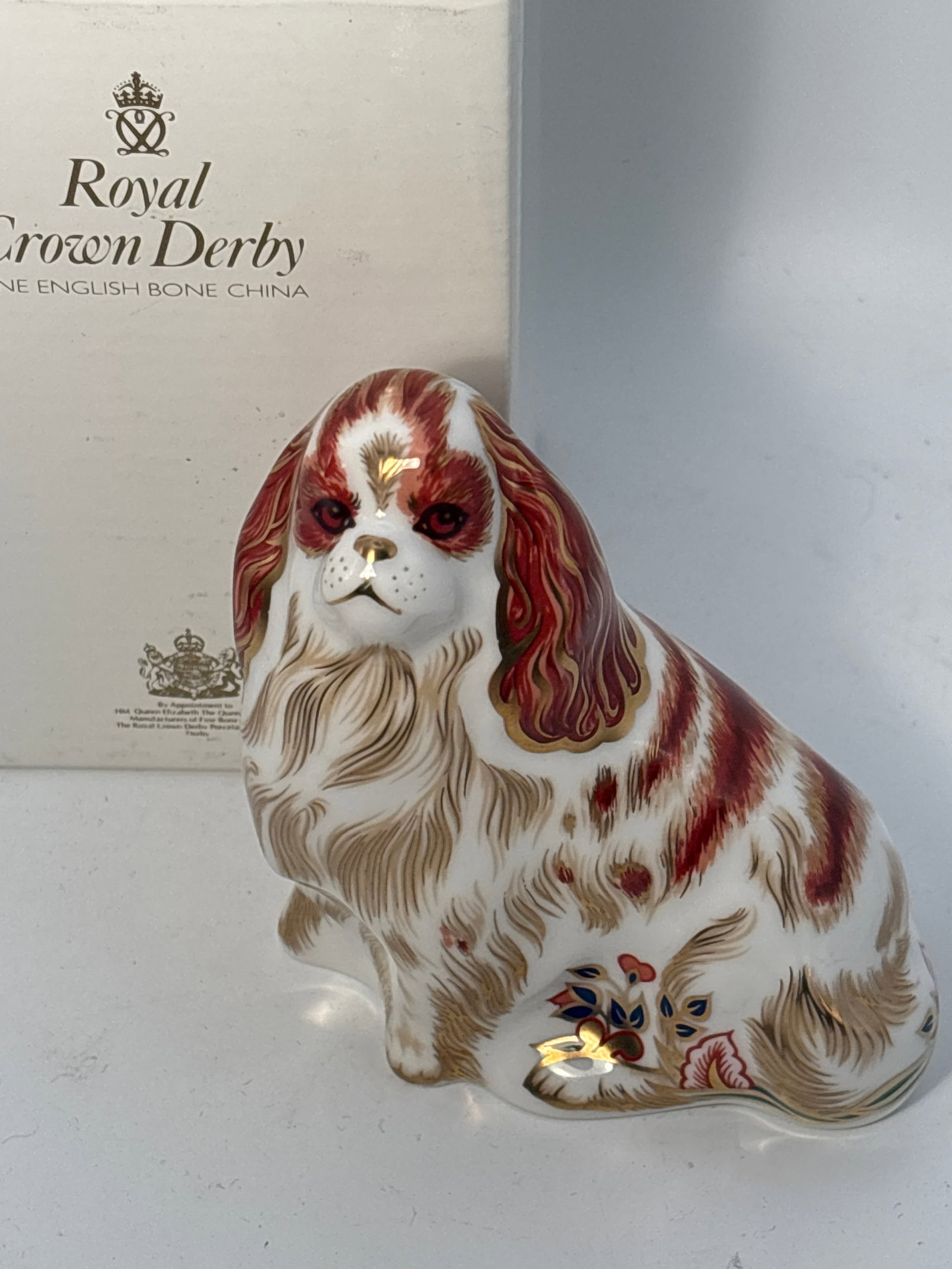 Regal looking 2003 Cavalier King Charles Spaniel Royal Crown Derby English china paperweight statue: 2003 Cavalier King Charles Spaniel Royal Crown Derby English china paperweight statue. Original box (worn). Gold stopper. Very good beautiful condition