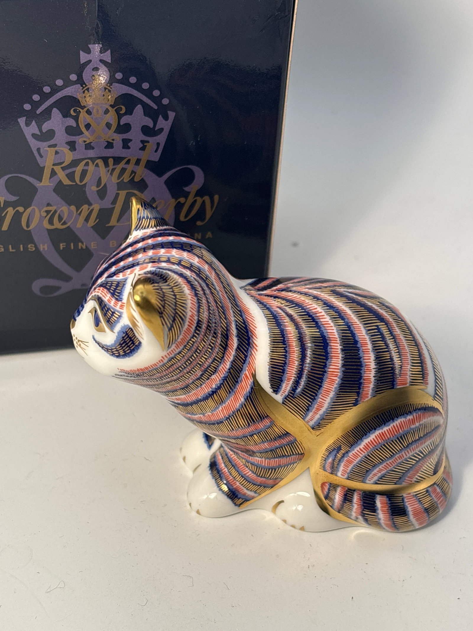 2094 Sitting kitten Imari sitting cat 3&1/2inch Royal Crown Derby English china paperweight statue: Sitting kitten Royal Crown Derby Imari English china paperweight.Original box (worn). Gold stopper. Very good beautiful condition