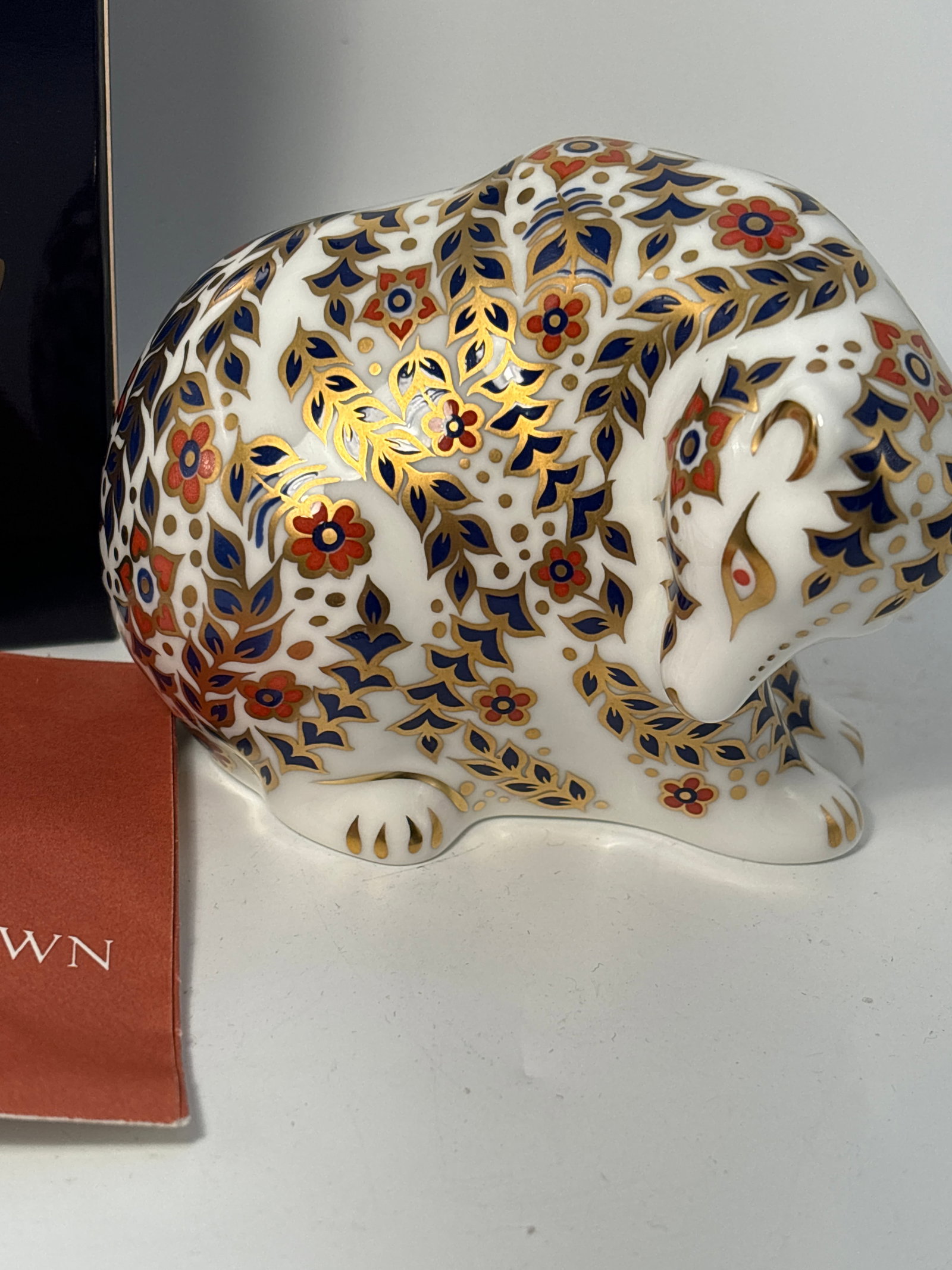 Russian Bear Royal Crown Derby England 5 inch paperweight statue: Russian Bear Royal Crown Derby England 5 inch paperweight. Comes with original box. Silver stopper. Very good beautiful condition