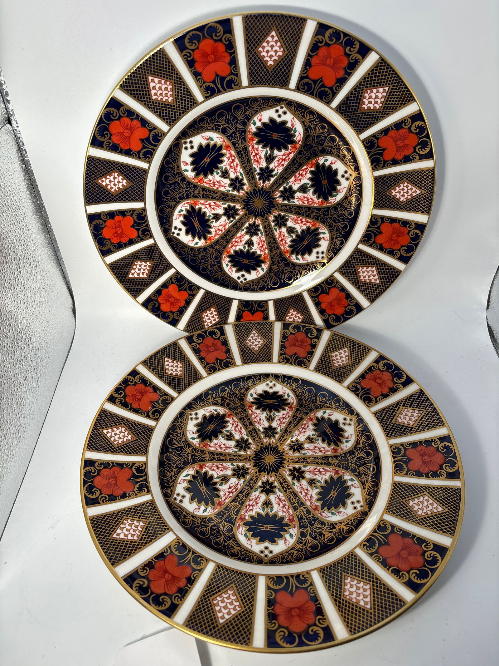 Wonderful pair Old Imari 1128 Royal Crown Derby England 10&1/2inch large plates: Wonderful pair Old Imari 1128 Royal Crown Derby England 10&1/2inch large plates. One first quality, one seconds.Very good beautiful condition
