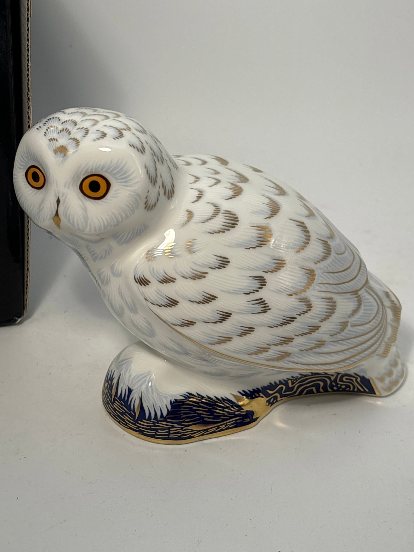 2004 Collectors Guild Snowy Owl Royal Crown Derby English 6 inch paperweight: 2004Collectors Guild Snowy Owl Royal Crown Derby English 6 inch paperweightNice hand enameled gold accents. Gold stopper. Original box. Very good beautiful condition