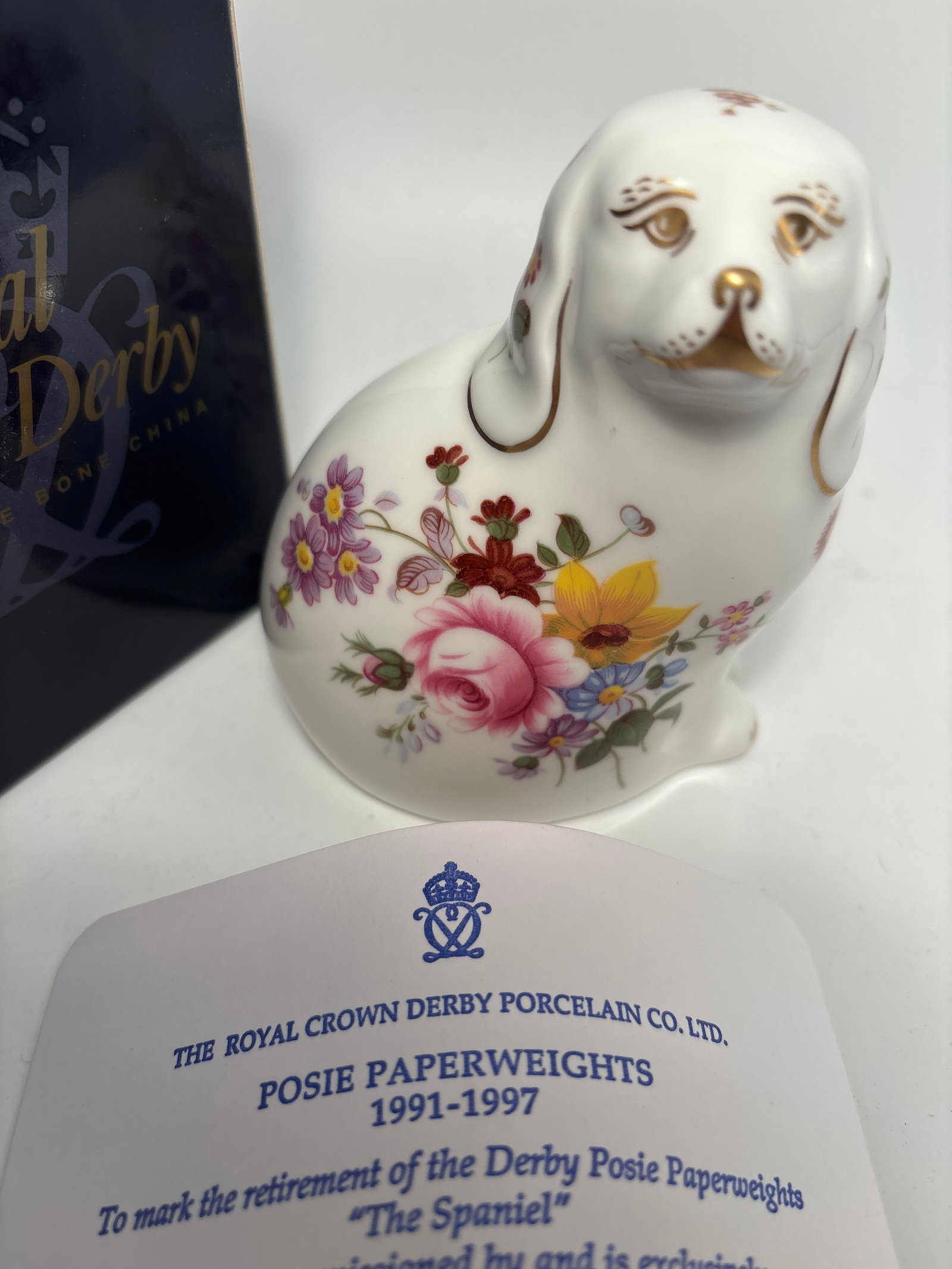 1997 limited Ed.’Posie paperweights’The Spaniel Royal Crown Derby 4&1/2inch statue: 1997 limited Ed.’Posie paperweights’The Spaniel Royal Crown Derby 4&1/2inch statue. Certificate of authenticity. Silver stopper.Original box.Very good beautiful condition