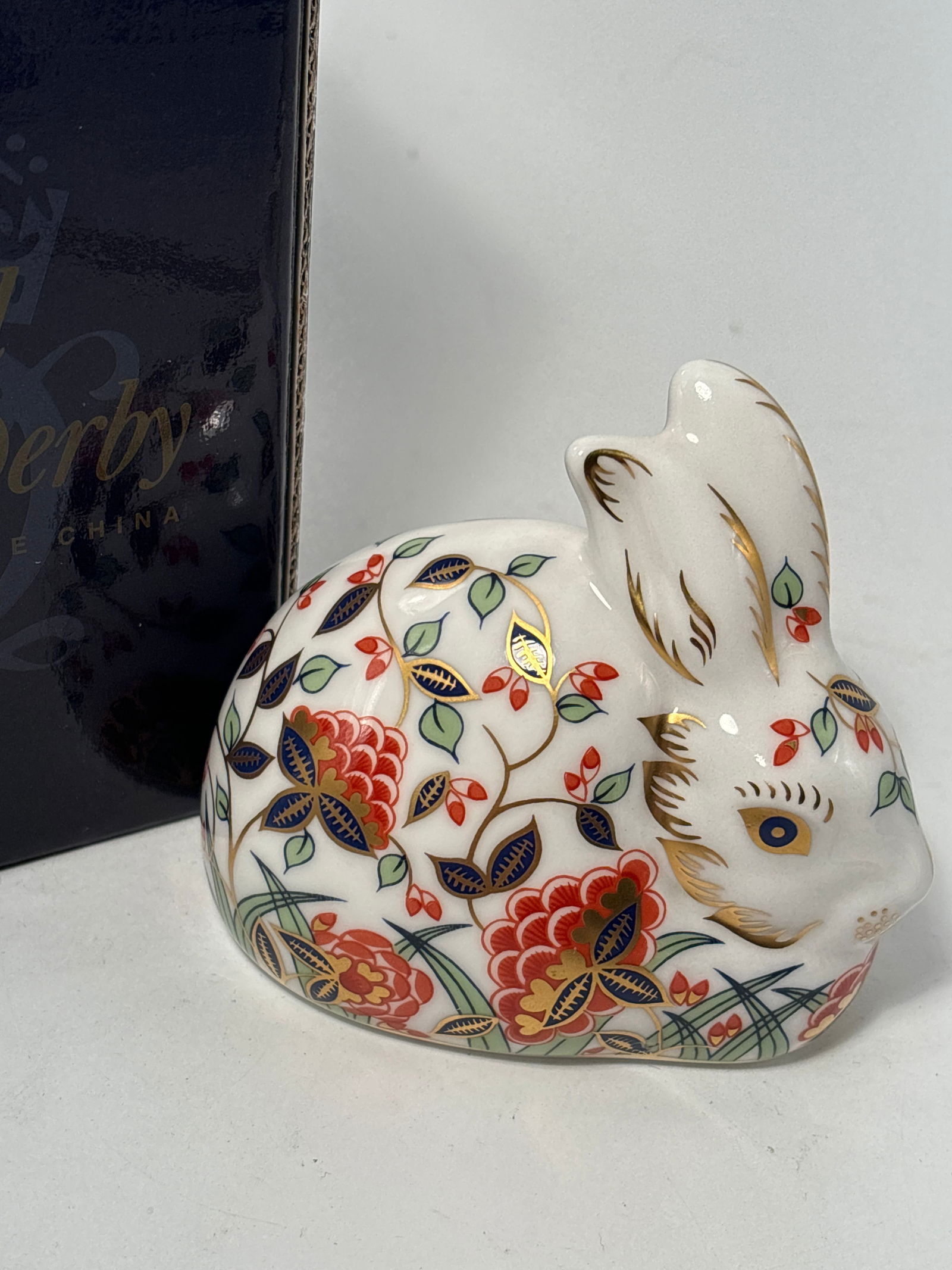 1998 Collectors Guild ‘Meadow Rabbit’ Royal Crown Derby small 3&1/2 inch paperweight: 1998 Collectors Guild ‘Meadow Rabbit’ Royal Crown Derby small 3&1/2 inch paperweight. Gold stopper.. Original box. Very good condition