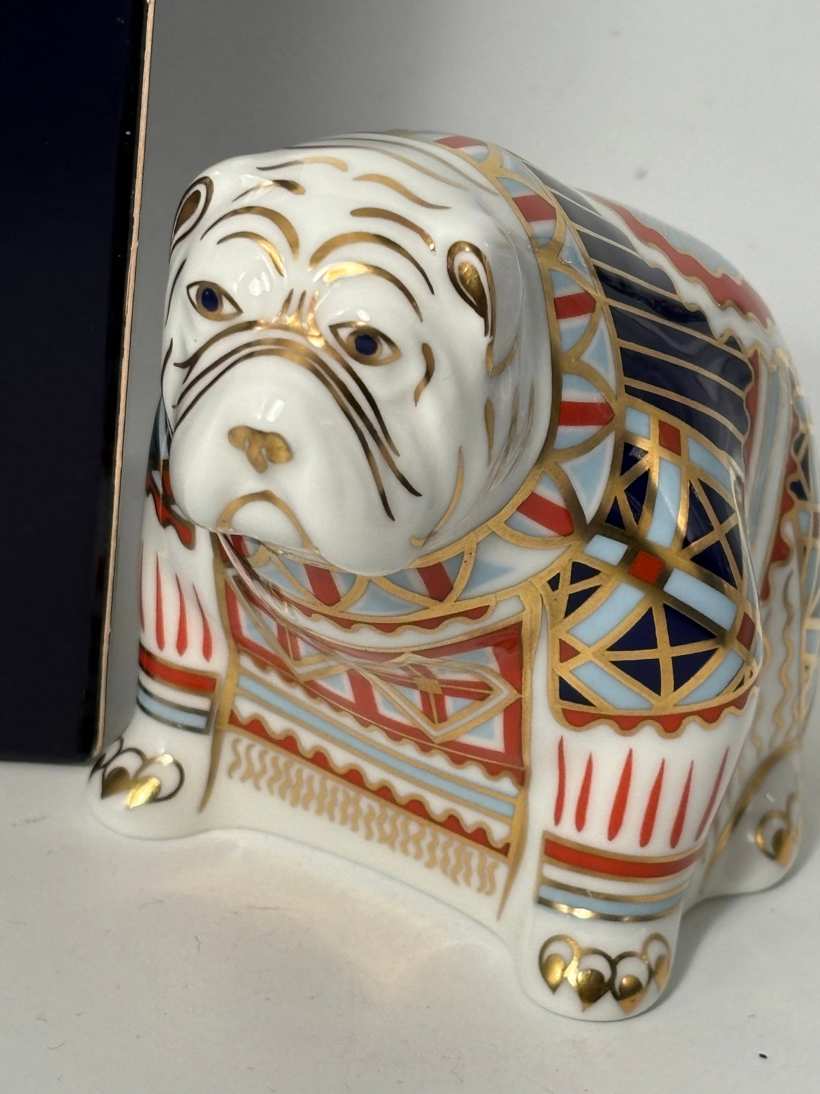 English Bulldog Royal Crown Derby English fine china 4&14inch paperweight: Bulldog Royal Crown Derby English fine china 4&14inch paperweight Statue. Silver stopper. Original box.Very good condition with no chips, cracks, lines, etc.