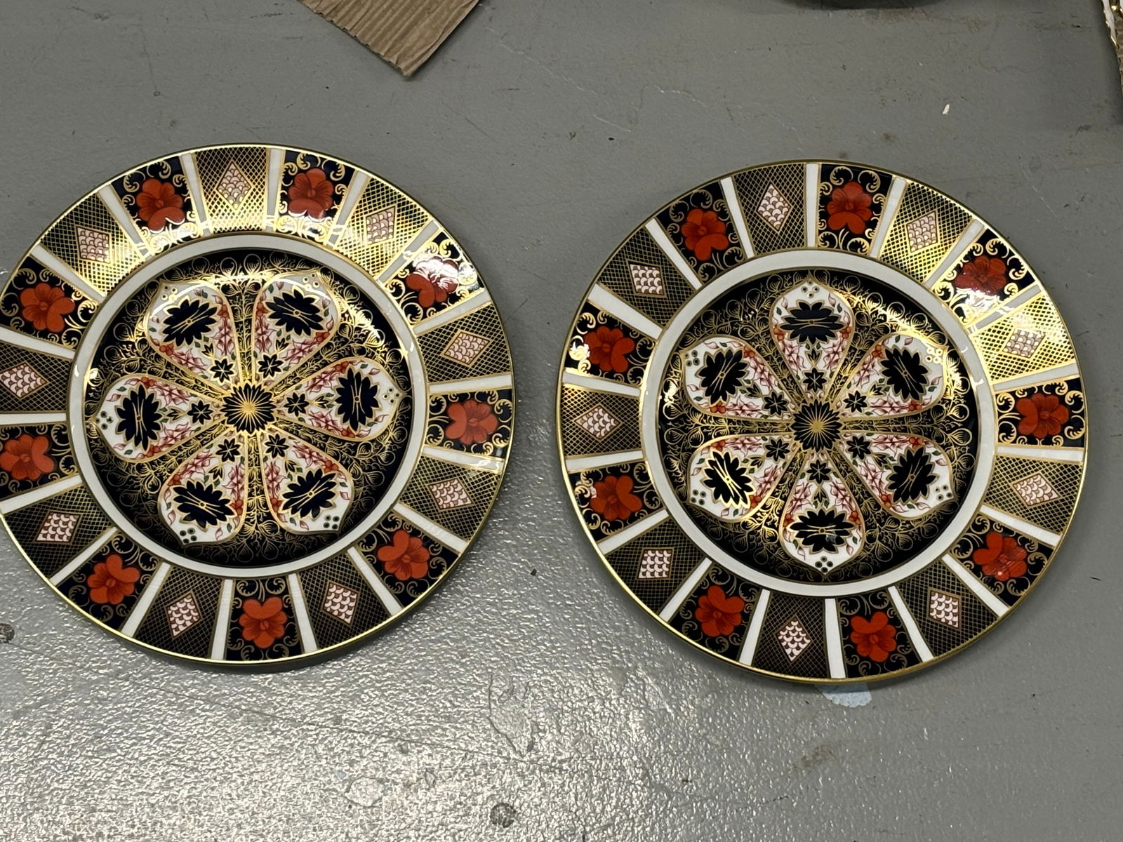 Two Imari pattern 1128 Royal Crown Derby English fine china 9&1/4inch plates: Two Imari 1128 Royal Crown Derby English fine china plates. Approximately 9&1/4inch. Very bright and clear colors. No box.Very good condition with no chips, cracks, lines, etc.