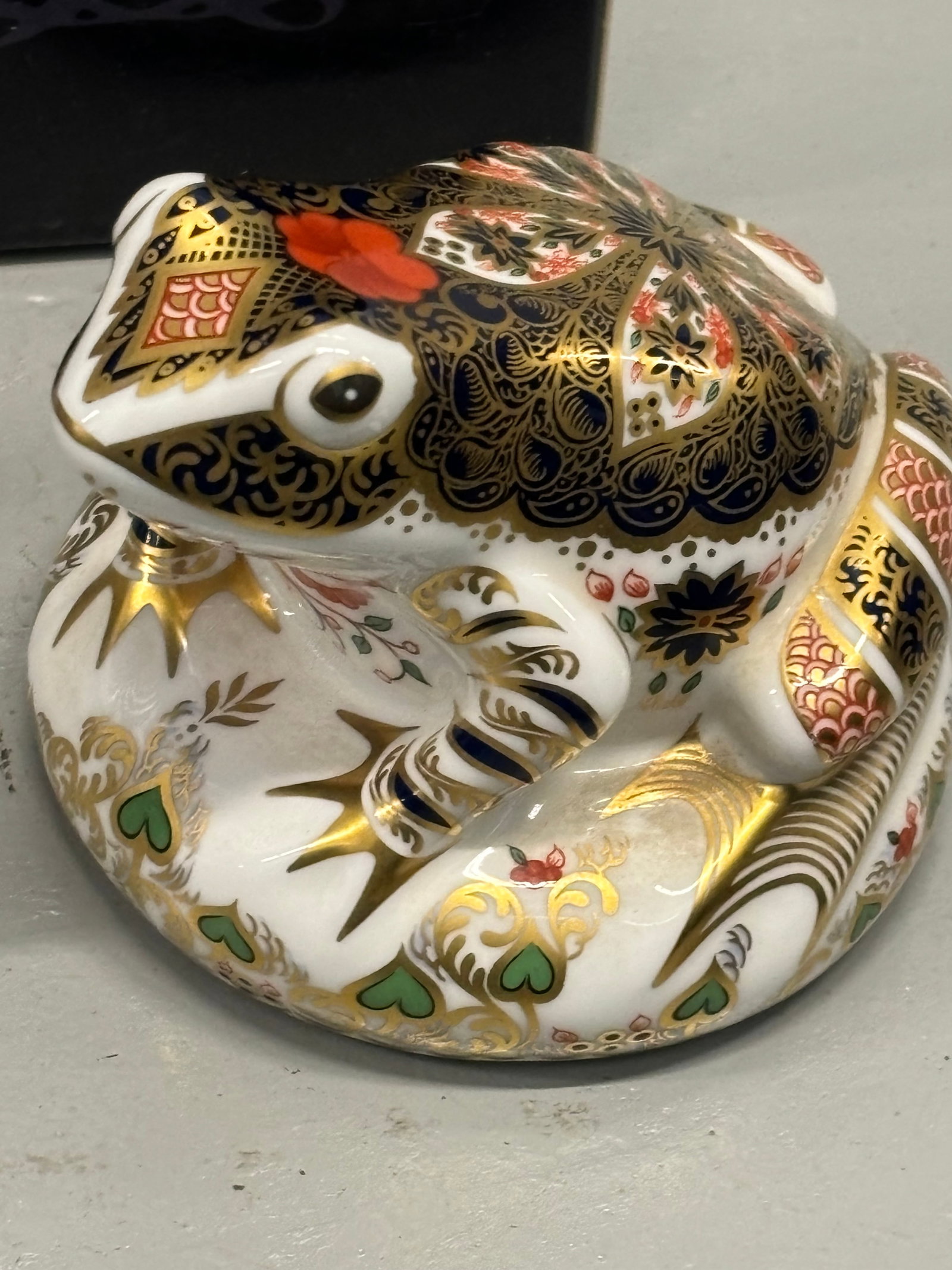 1997 limited edition old Imari frog Royal Crown Derby English fine china 4inch paperweight: 1997 limited edition old Imari frog Royal Crown Derby English fine china 4inch paperweight Statue. Silver stopper. Original box.Very good condition with no chips, cracks, lines, etc.