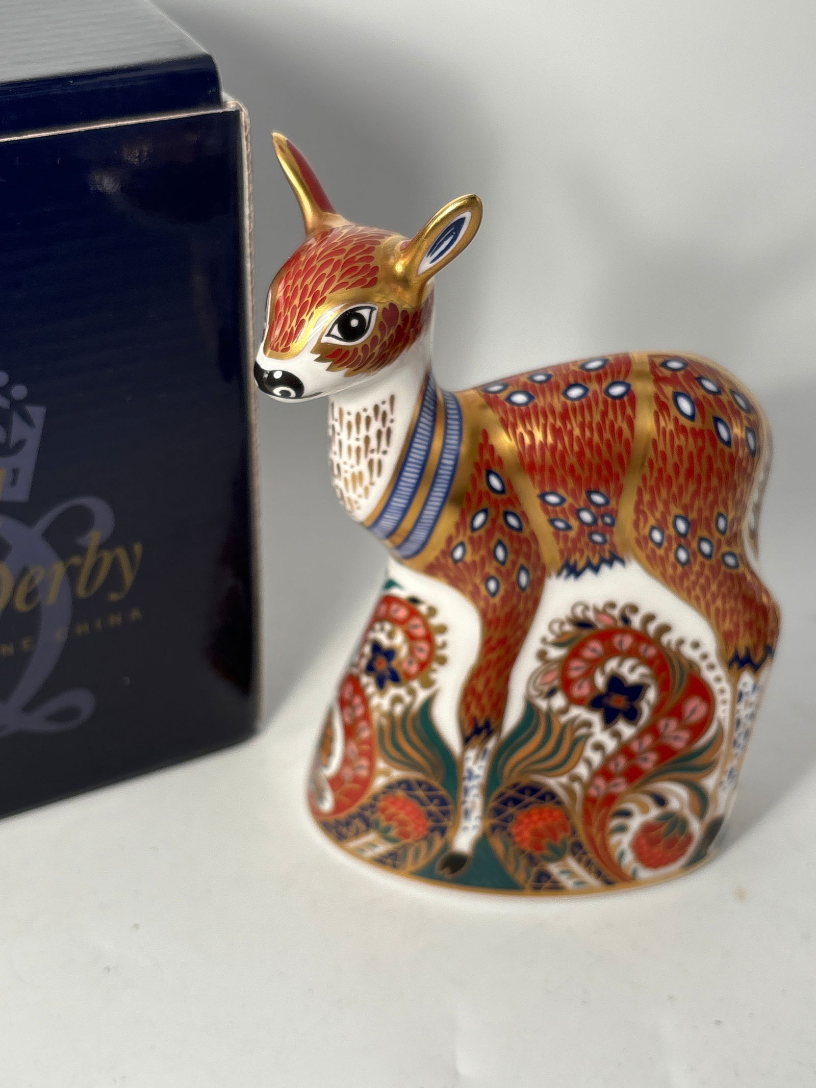 1996 Collectors Guild ‘Fawn’ Royal Crown Derby 5&1/2 inch paperweight: 1996 Collectors Guild ‘Fawn’ Royal Crown Derby 5&1/2 inch paperweight Statue. In original box. Silver stopper.Very good condition, no chips, cracks, etc.