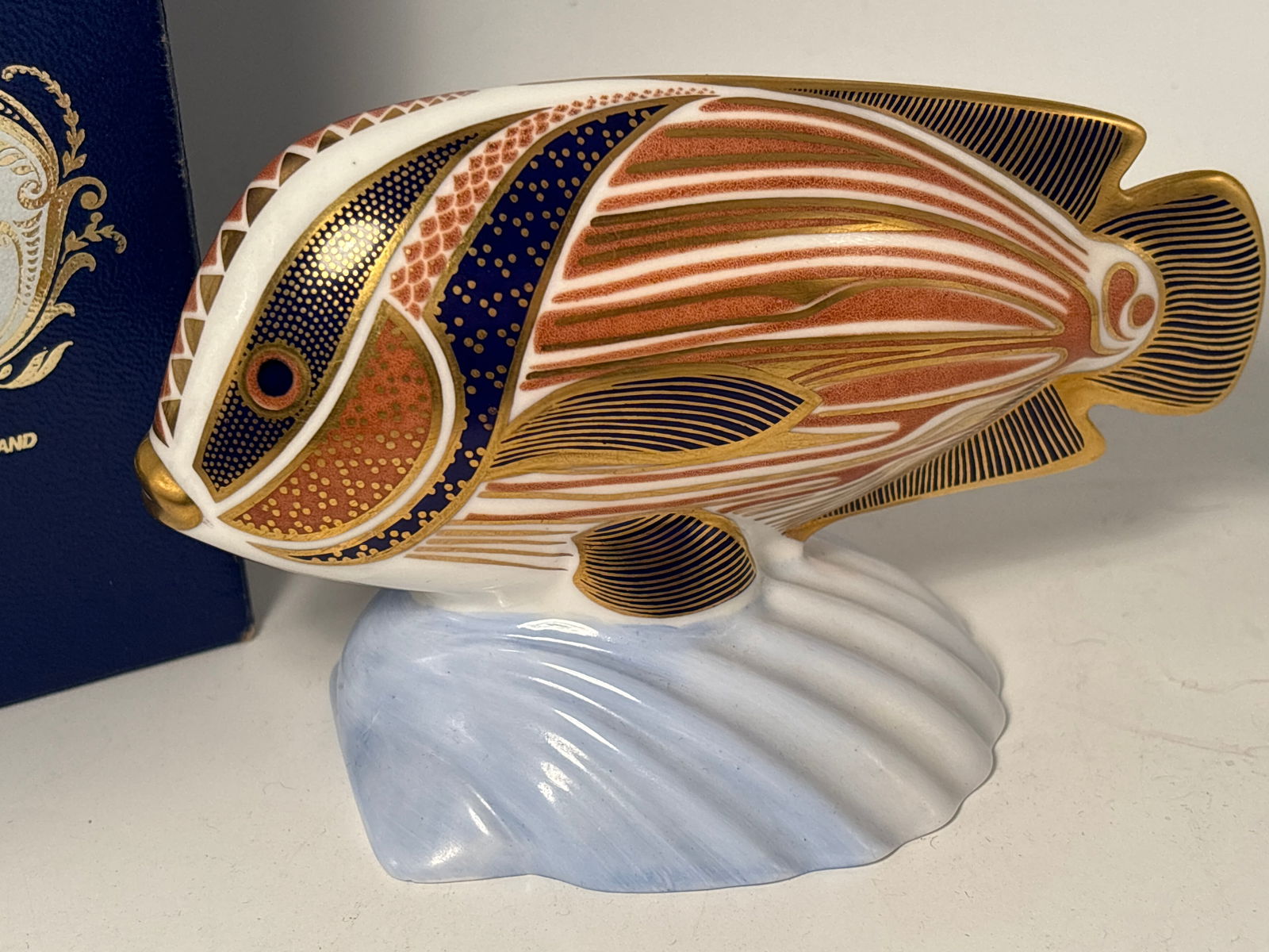 1989 Tropical fish ‘Sweet Lips’ Royal Crown Derby 5&1/2 inch paperweight: 1989 Tropical fish ‘Sweet Lips“ Royal Crown Derby paperweight . With box. Silver stopper.Very good condition, no chips, cracks, etc.