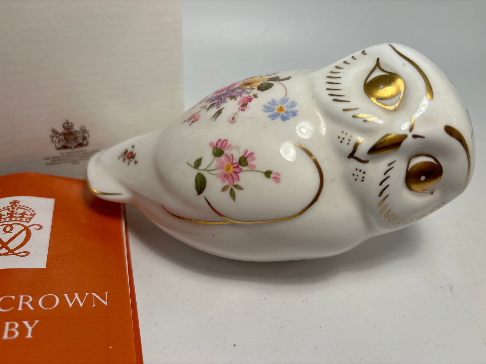 Derby Posies Owl 5inch Royal Crown Derby Paperweight statue: Derby Posies Owl 5inch Royal Crown Derby Paperweight statue. Silver stopper. Original box (worn).Very good condition, no chips, cracks, etc.