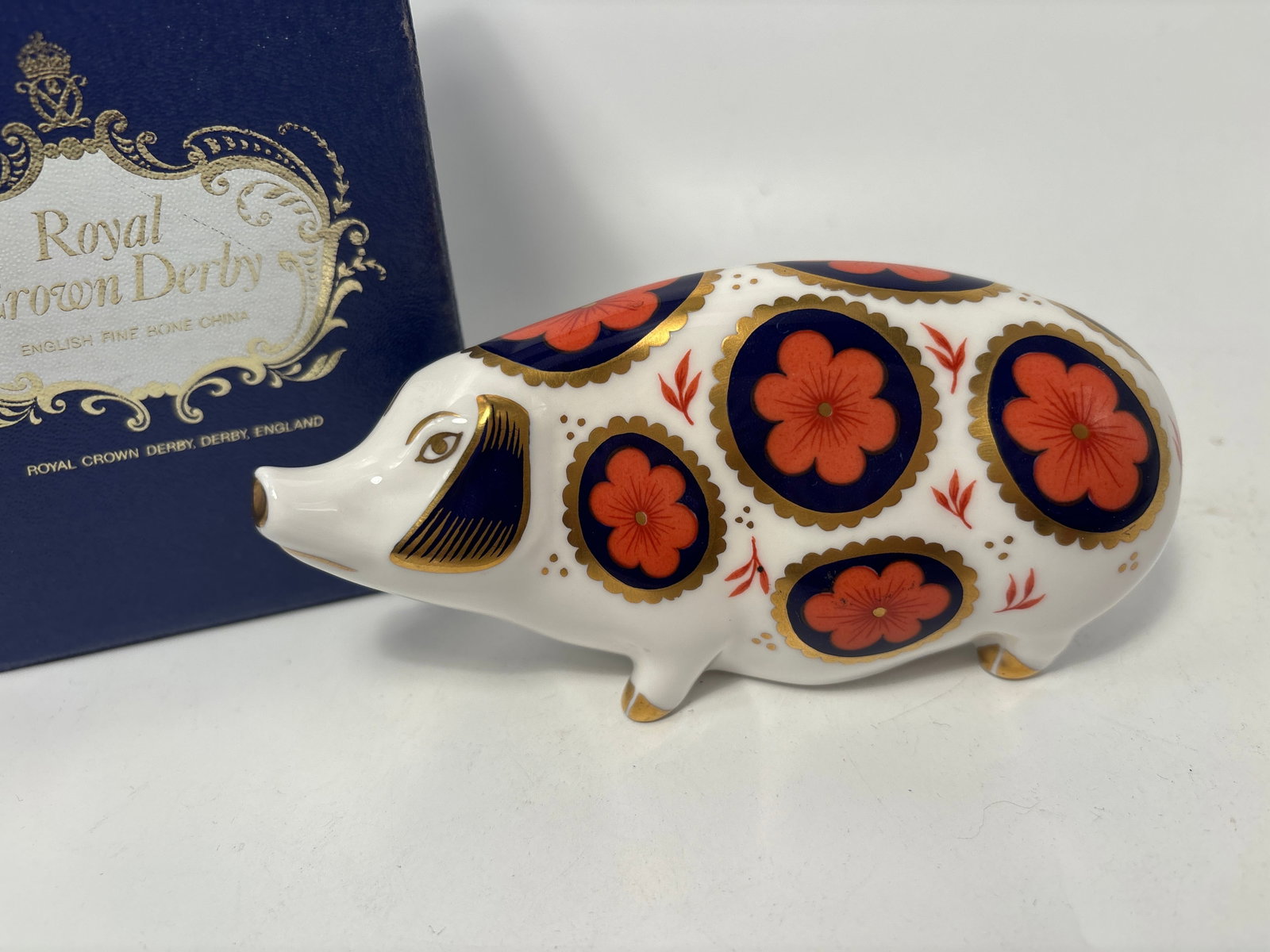 Spotted Pig Royal Crown Derby 5 inch long Paperweight statue: Spotted Pig 5inch Royal Crown Derby Paperweight statue. Gold stopper. Original box . Very good condition, no chips, cracks, etc.