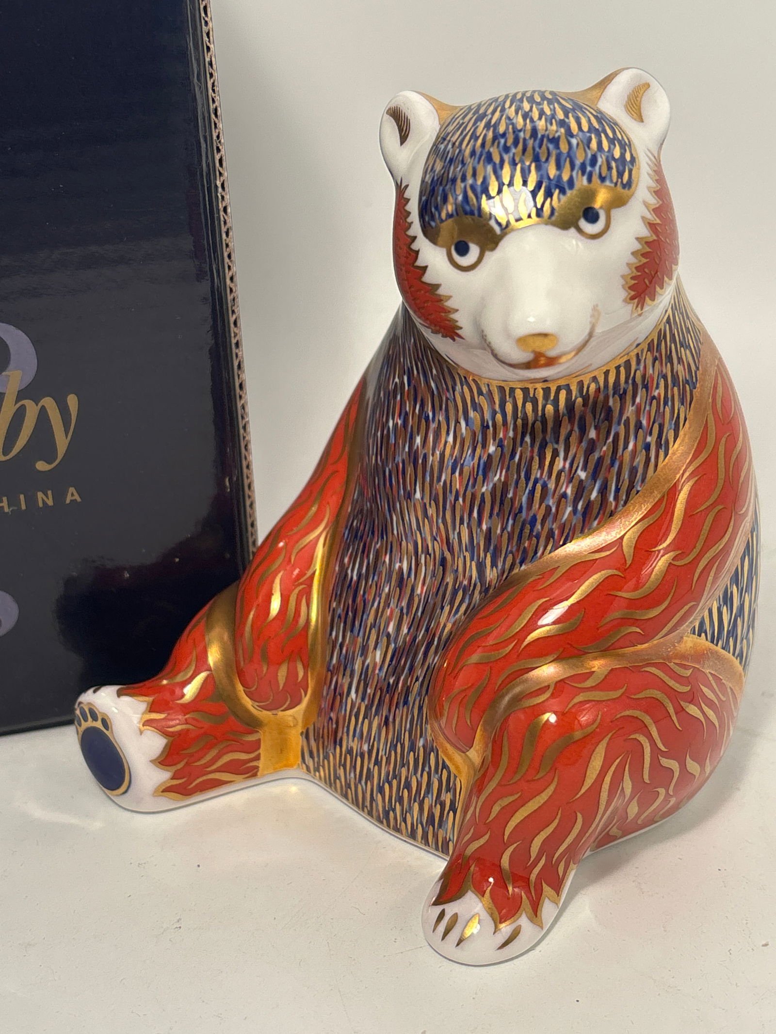 Royal Crown Derby Imari ‘Honeybear’5 inch paperweight statue: Royal Crown Derby Imari ‘Honeybear’5 inch paperweight statue. With original box. Silver stopper.Very good condition, no chips, cracks, etc.