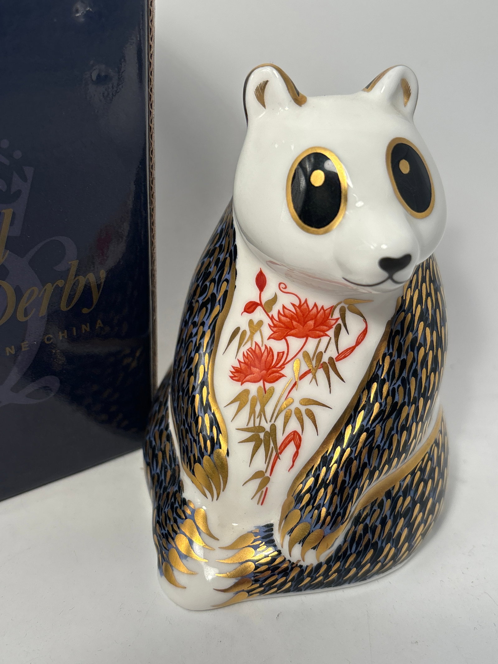 Royal Crown Derby ‘Panda Bear’ 4inch paperweight statue: Royal Crown Derby panda bear 4paperweight statue. With original box. Gold stopper.Very good condition, no chips, cracks, etc.