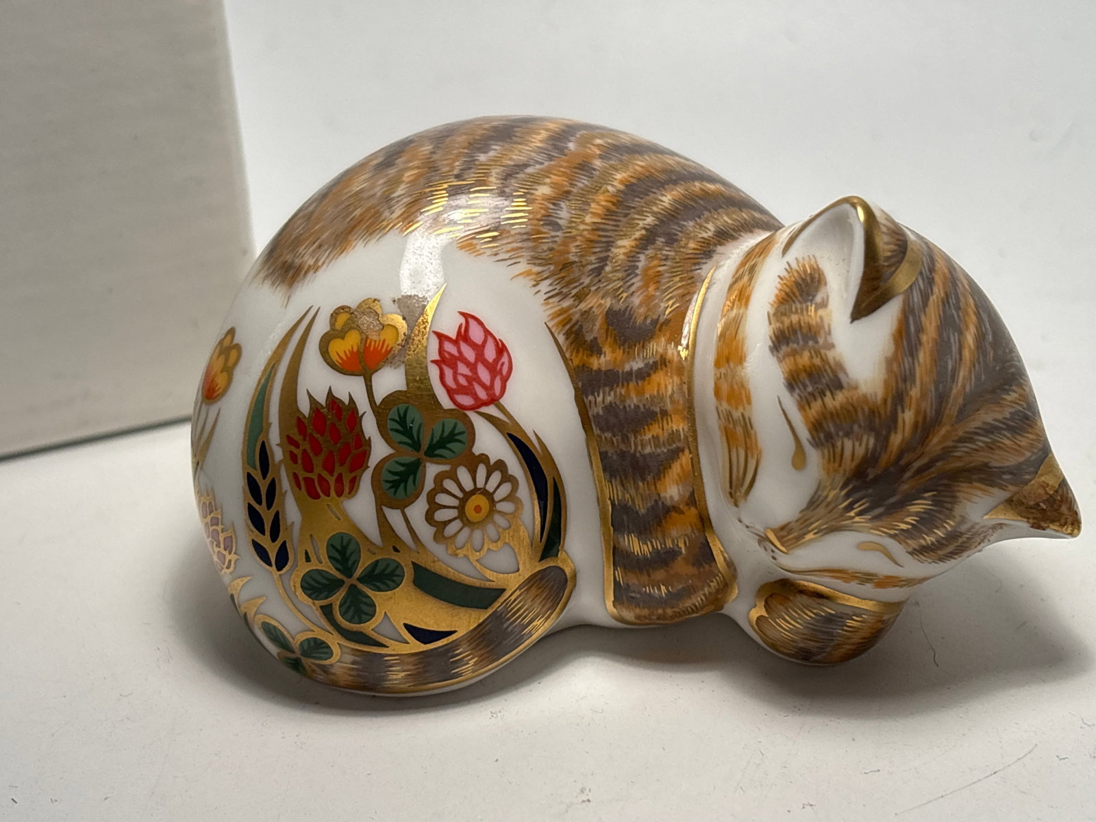 2001 ‘Cottage Garden Kitten’ Royal Crown Derby 3&1/2inch paperweight: 2001 “Cottage Garden Kitten” Royal Crown Derby 3&1/2inch paperweight. Gold stopper. With box . Very good condition, no chips, cracks, etc.
