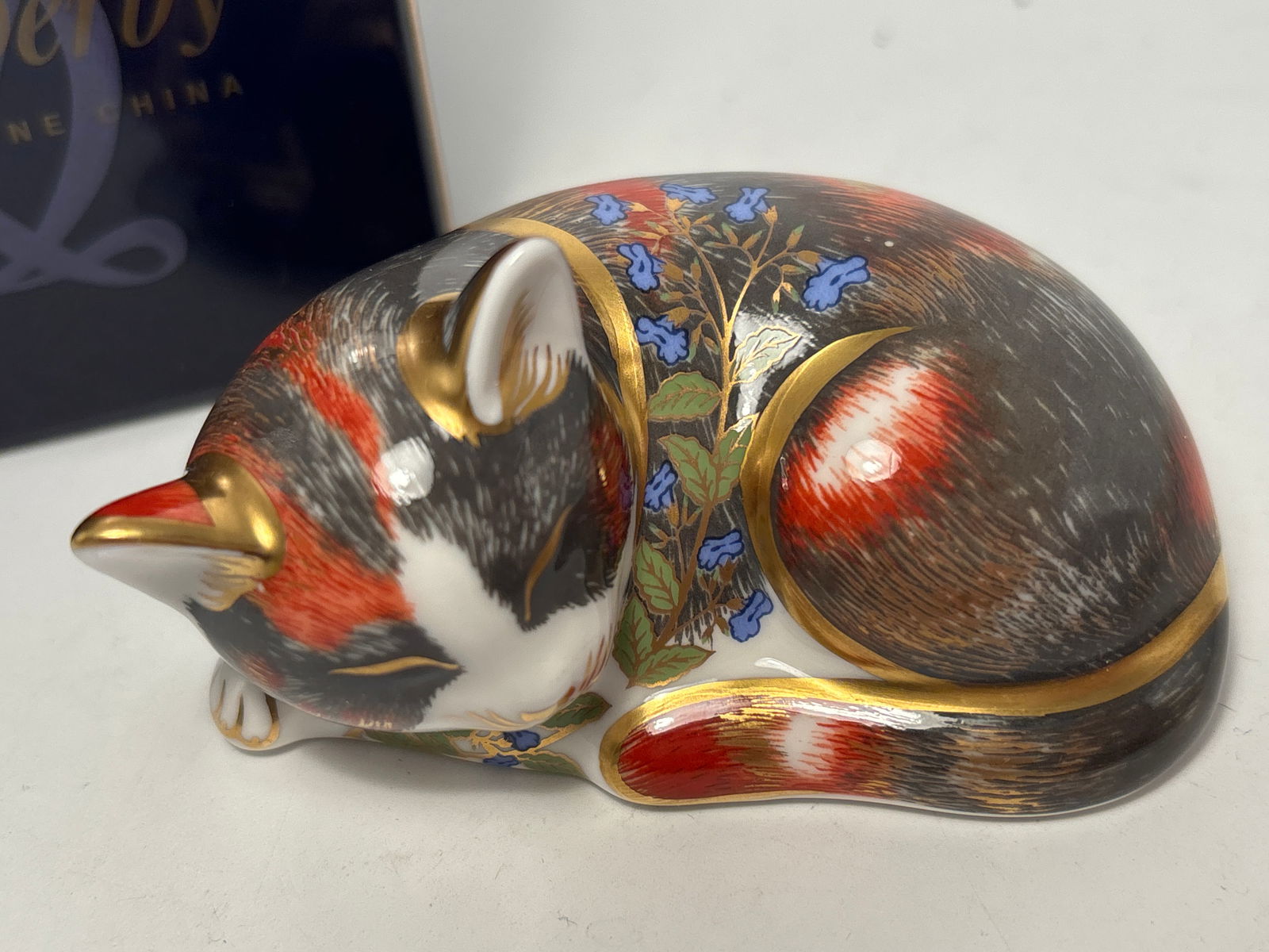 Collectors Guild exclusive 1997 ‘Catnip Kitten’ Royal Crown Derby 3&1/2inch paperweight: Collectors Guild exclusive 1997 ‘Catnip Kitten” Royal Crown Derby 3&1/2inch paperweight. Silver stopper. With box . Very good condition, no chips, cracks, etc.