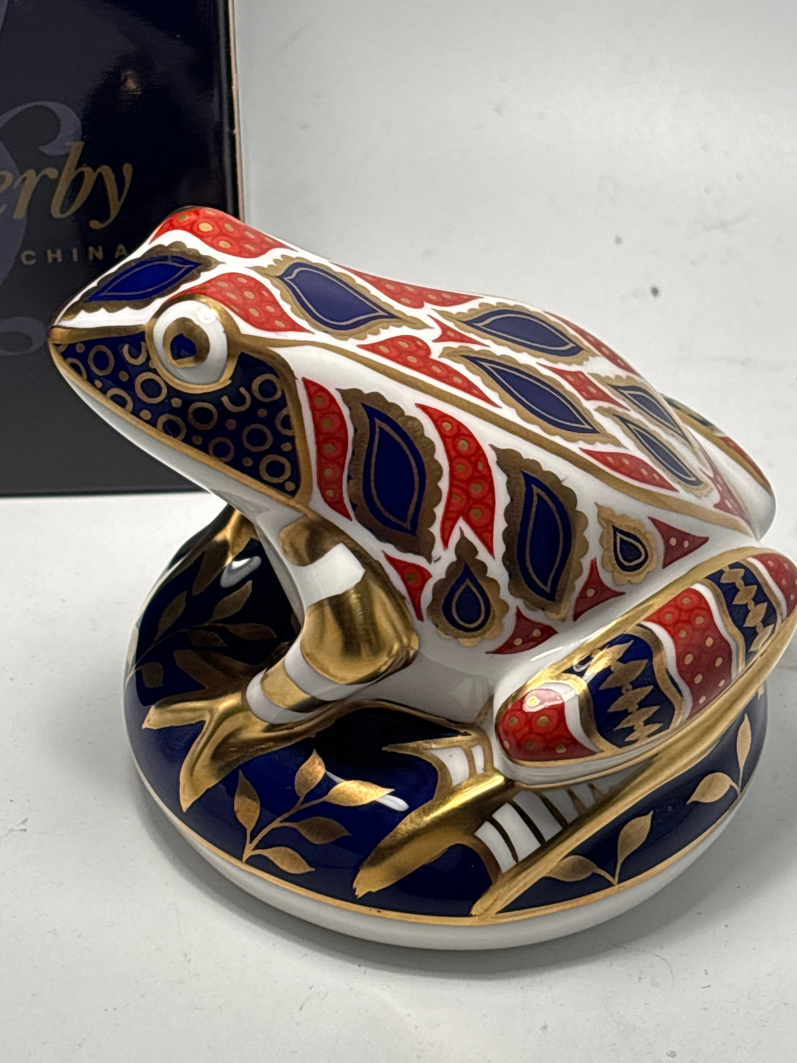Imari Frog Royal Crown Derby fine China 3&1/2inch paperweight statue: Imari frogRoyal Crown Derby fine China 3&1/2inch paperweight statue. Silver stopper. Original box.Very good condition, no chips, cracks, etc.