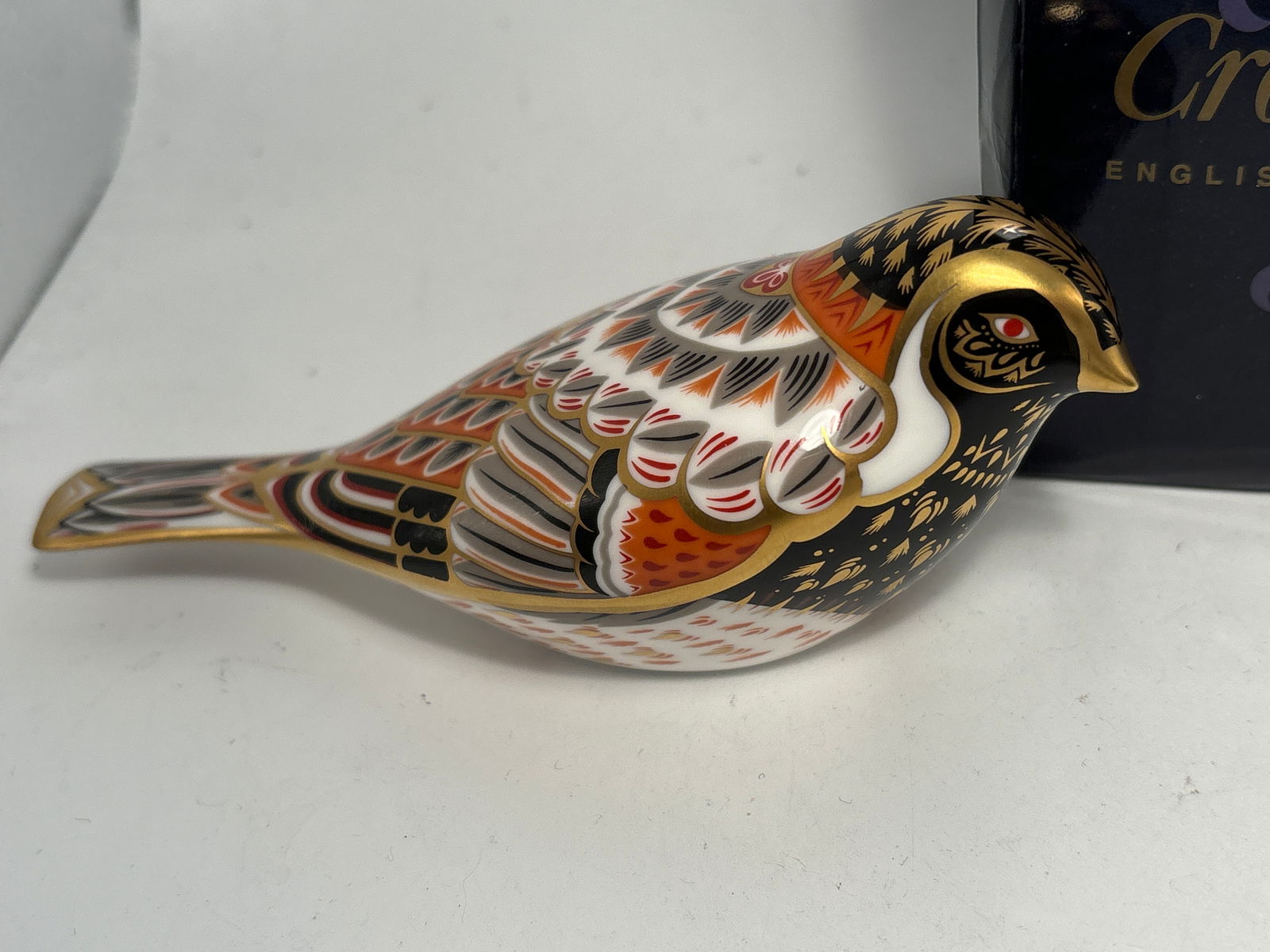 Beautiful 2005 ‘Bunting’ bird Royal Crown Derby fine China 5 inch paperweight: Beautiful 2005 ‘Bunting’ bird Royal Crown Derby fine China 5 inch paperweight . Gold stopper. Original box.Very good condition, no chips, cracks, etc.