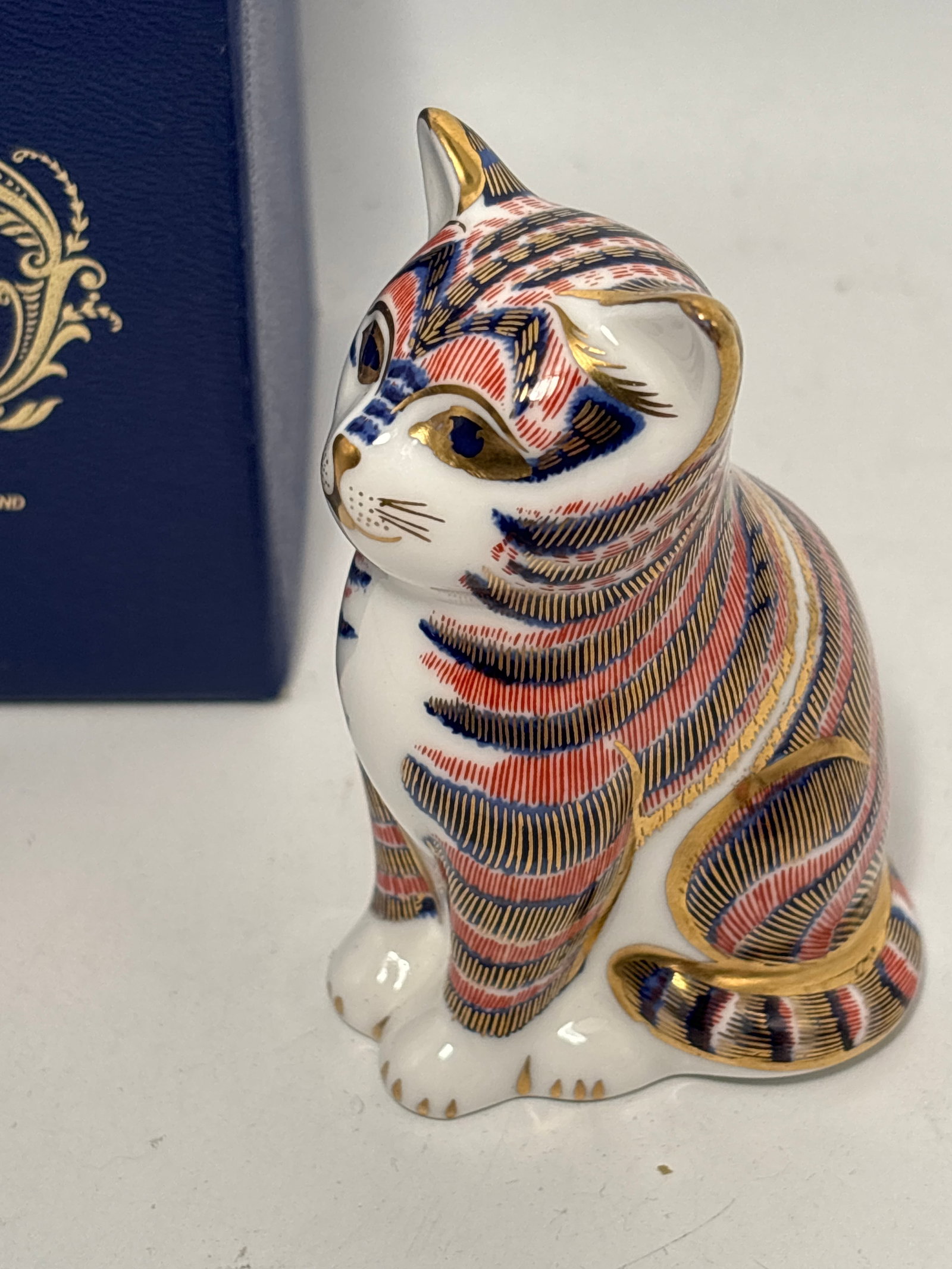 Imari kitten Royal Crown Derby fine China 3&1/2 inch paperweight: Imari kitten Royal Crown Derby fine China 3&1/2 inch paperweight Silver stopper. Original box. Very good condition, no chips, cracks, etc.