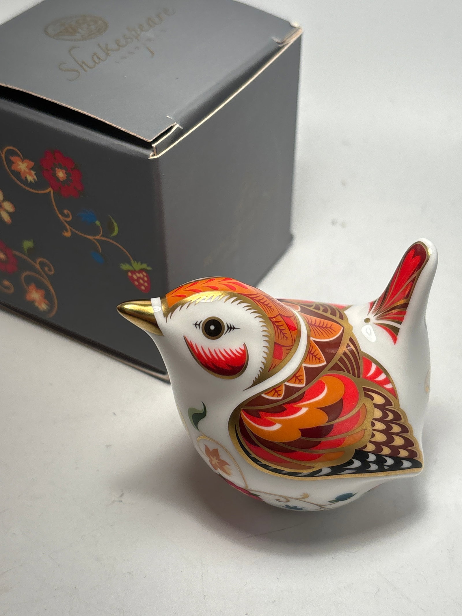 Cute 2016 William Shakespeare Wren Royal Crown Derby small 3 inch paperweight: 2016 William Shakespeare Wren Royal Crown Derby fine China 3 inch paperweight. Original box. Gold stopper.Very good condition, no chips, cracks, etc.