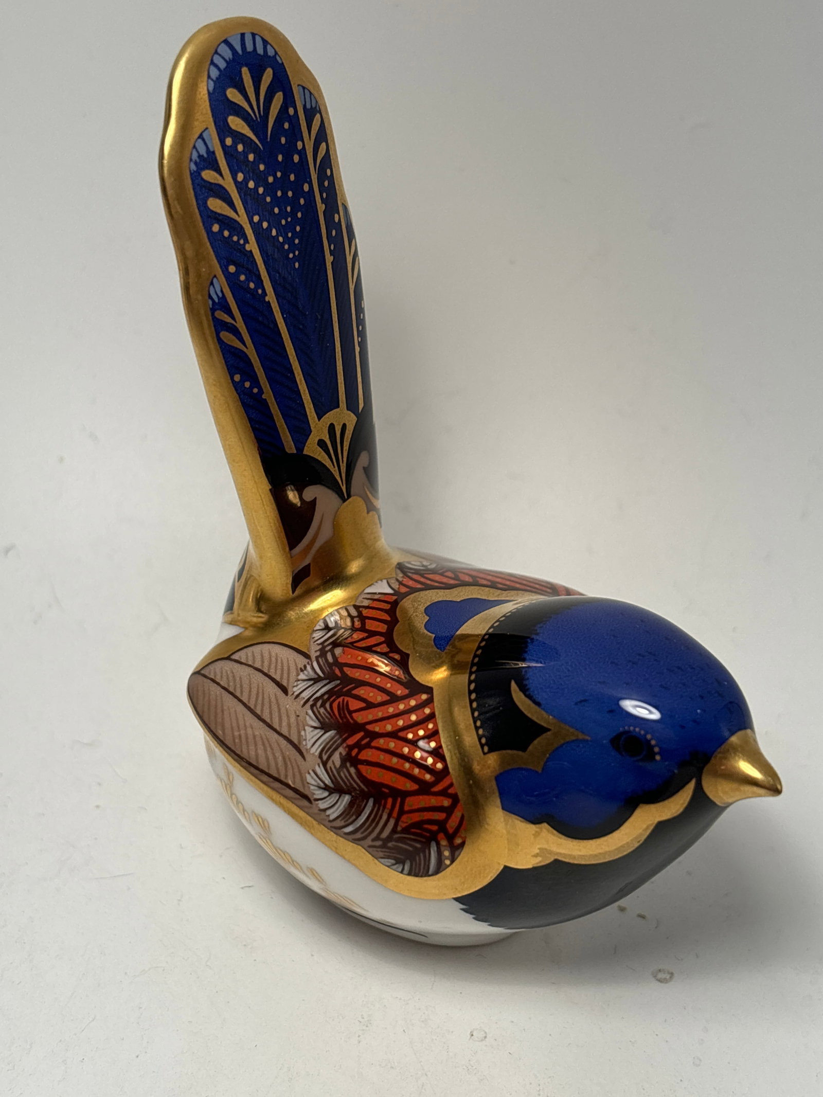 Pretty 2004 Fairy Wren 4&12 inch Royal Crown Derby paperweight: Fairy Wren 4&1/2 inch Royal Crown Derby fine China. NO box. Gold stopper .Very good condition, no chips, cracks, etc.