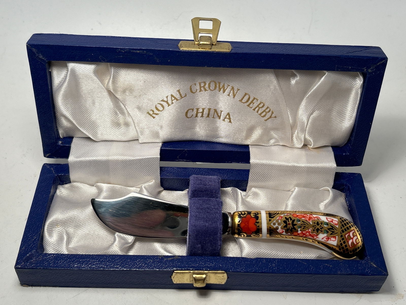 Boxed Imari butter knife 3&1/2 inch Royal Crown Derby: Imari knife 3&1/2 inch Royal Crown Derby fine China. Fitted box. Very good condition, no chips, cracks, etc.