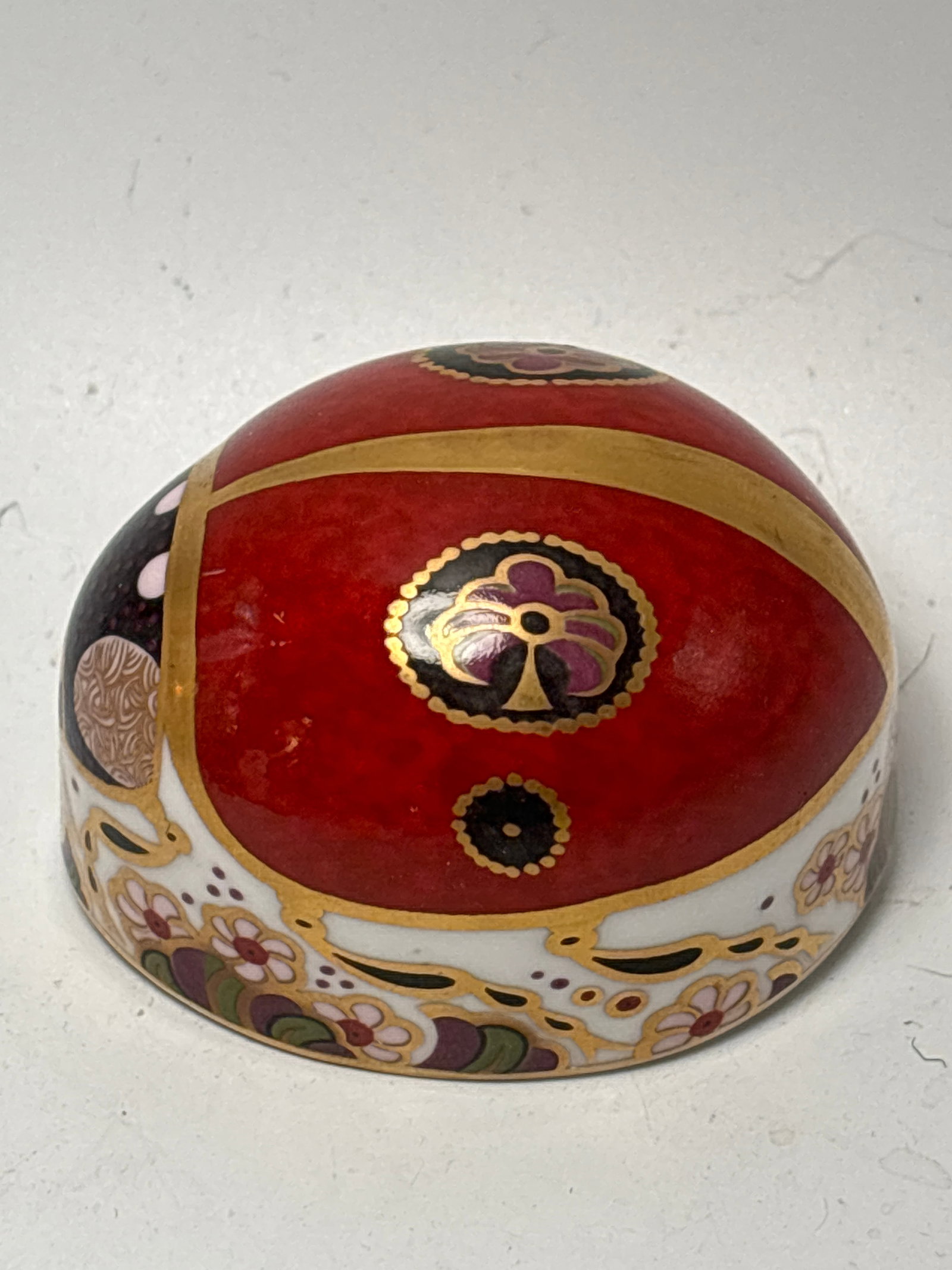 2spot ladybug 2inch Royal Crown Derby paperweight: 2spot lady bug Royal Crown Derby fine China. NO box. Gold stopper.Very good condition, no chips, cracks, etc.