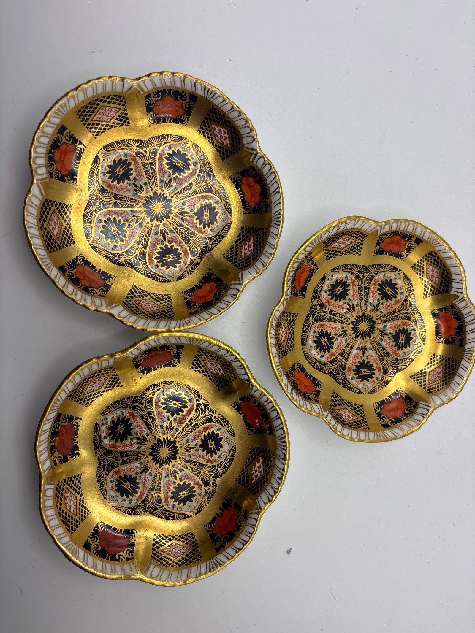 Three Imari pattern 1128 Royal Crown Derby 4&1/2 inc dishes: Three Imari pattern 1128 Royal Crown Derby 4&1/2 inc dishes.Good condition