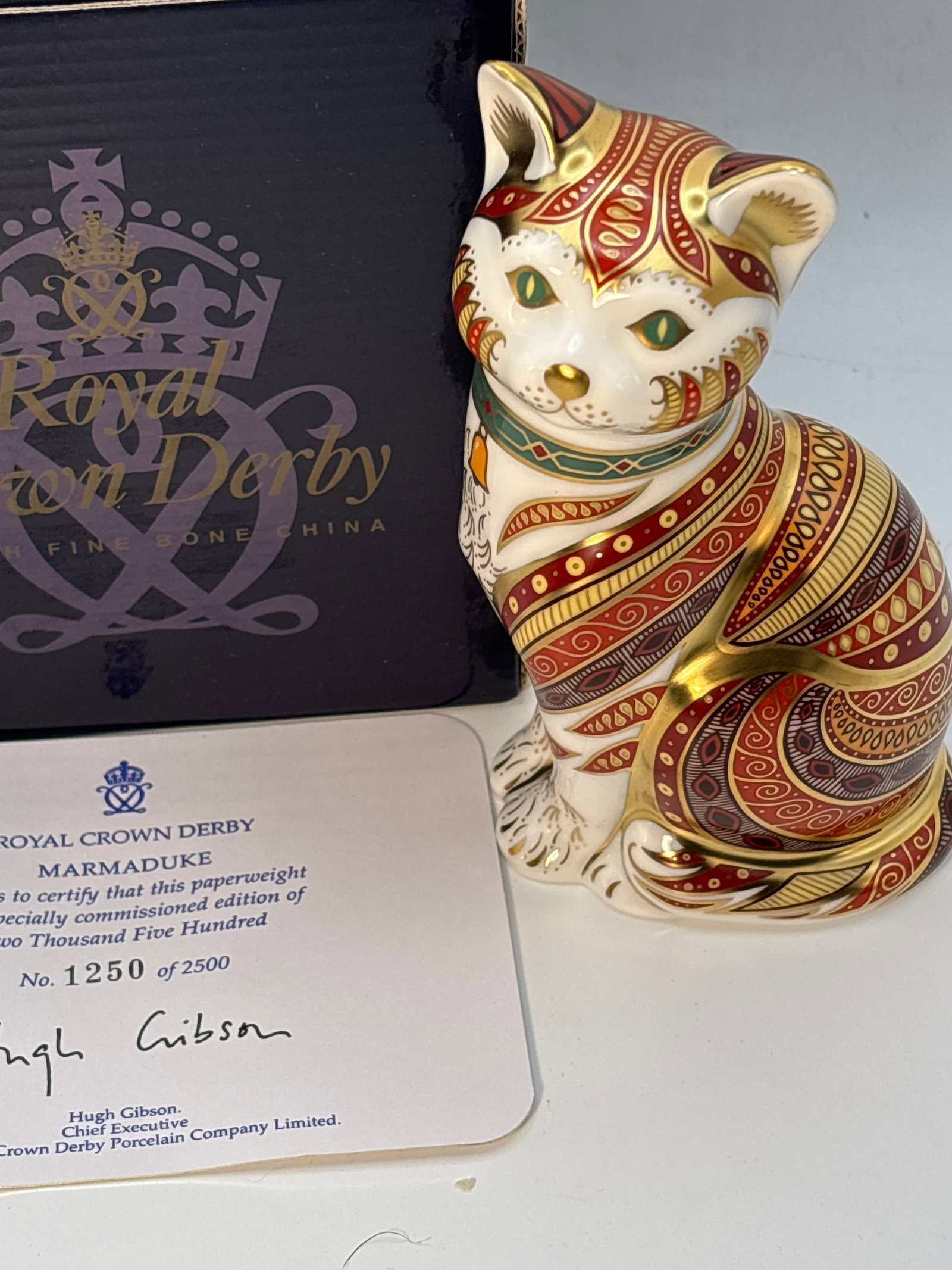 Limited edition “Marmaduke’ cat Royal Crown Derby 5&1/2inch paperweight: Limited edition “Marmaduke’ cat Royal Crown Derby 5&1/2inch paperweight. With box. Gold stopper.Good condition