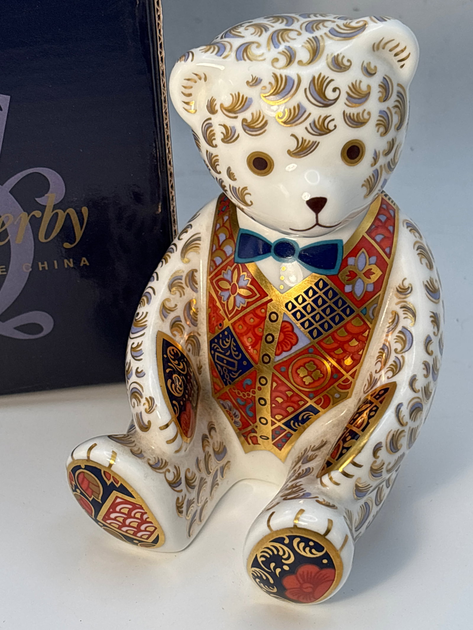 ‘Debonair Bear‘ Royal Crown Derby 5inch paperweight: Debonair Bear‘Debonair Bear‘ Royal Crown Derby 5inch paperweightRoyal Crown Derby 5 inch paperweight. With box. Silver stopper.Good condition