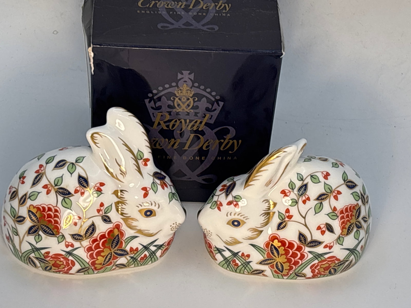 2 Collectors Guild 1998 Meadow Rabbit Royal Crown Derby paperweights: 2 Collectors Guild 1998 Meadow Rabbit Royal Crown Derby paperweights One gold & one silver stopper. One With box. About 3x3&12 inches. Very good condition