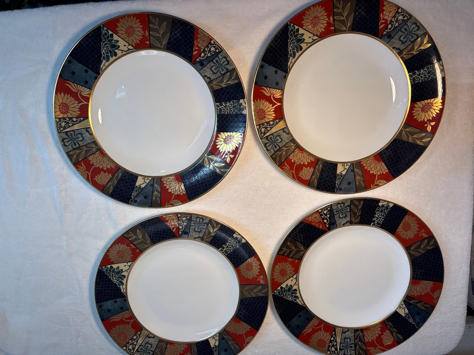 set of Four 10&1/2 inch ‘Kimono’A.1352 pattern Royal Crown Derby dinner plates: set of Four 10&1/2 inch ‘Kimono”pattern Royal Crown Derby dinner plates.No chips, cracks, repairs…Very good condition